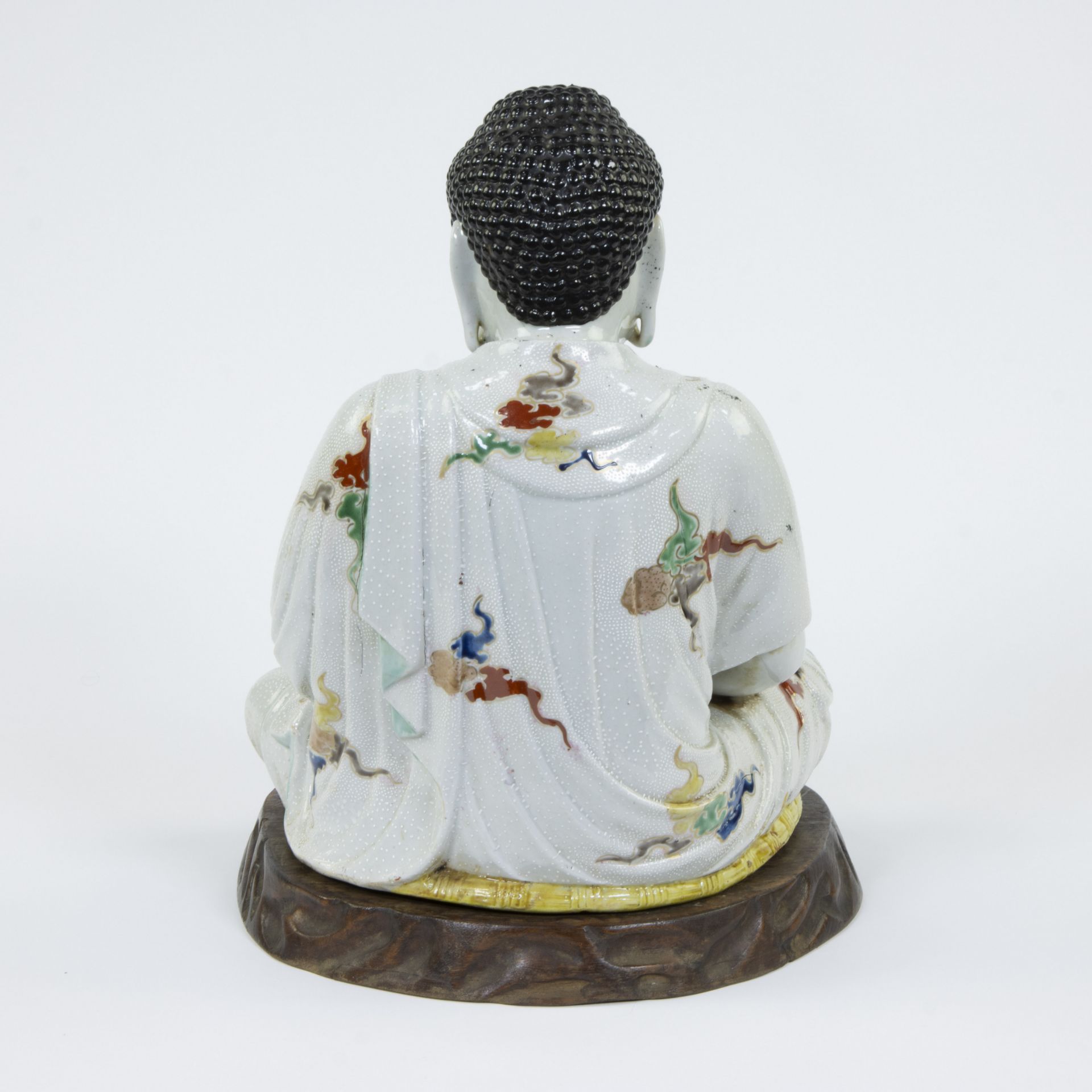 Japanese porcelain statue of a seated Buddha on wooden plinth, circa 1900s - Bild 3 aus 6