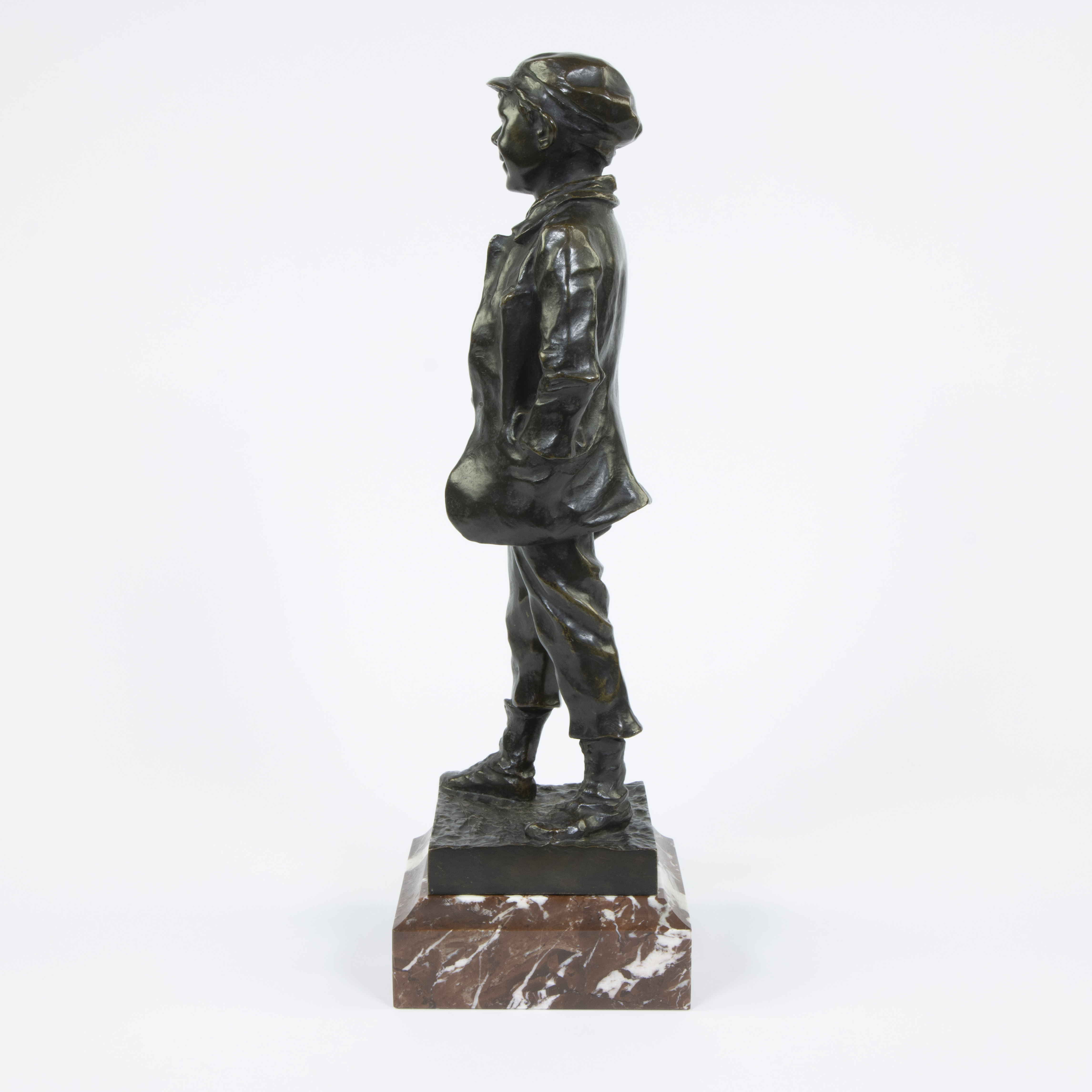 Alfred Egide CRICK (1858-1931), patinated bronze sculpture on red marble base Le gavroche (1891), si - Image 2 of 6
