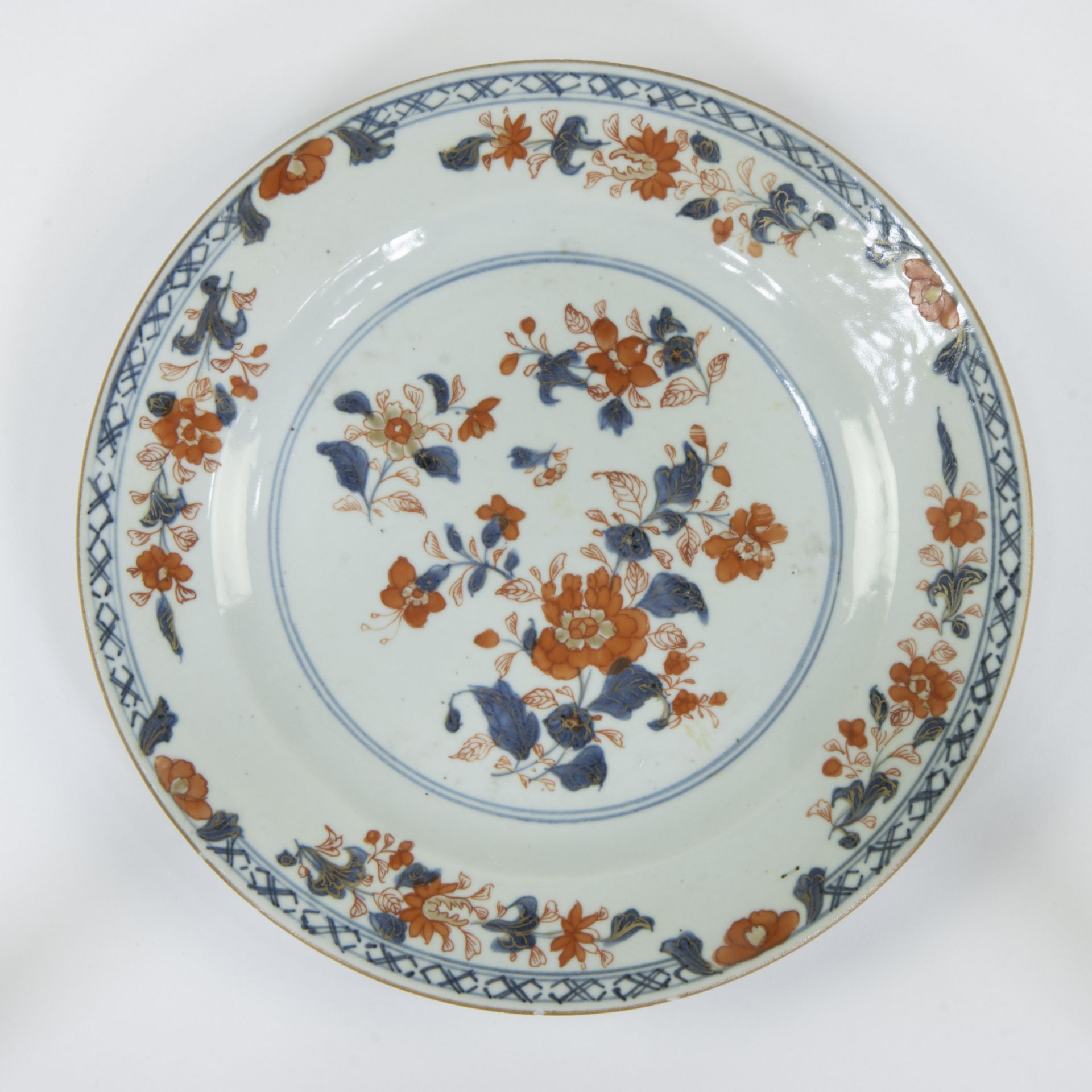 A set of 8 Imari porcelain dinner plates, decorated with peony, scattered flowers and Buddha hand ci - Bild 6 aus 19
