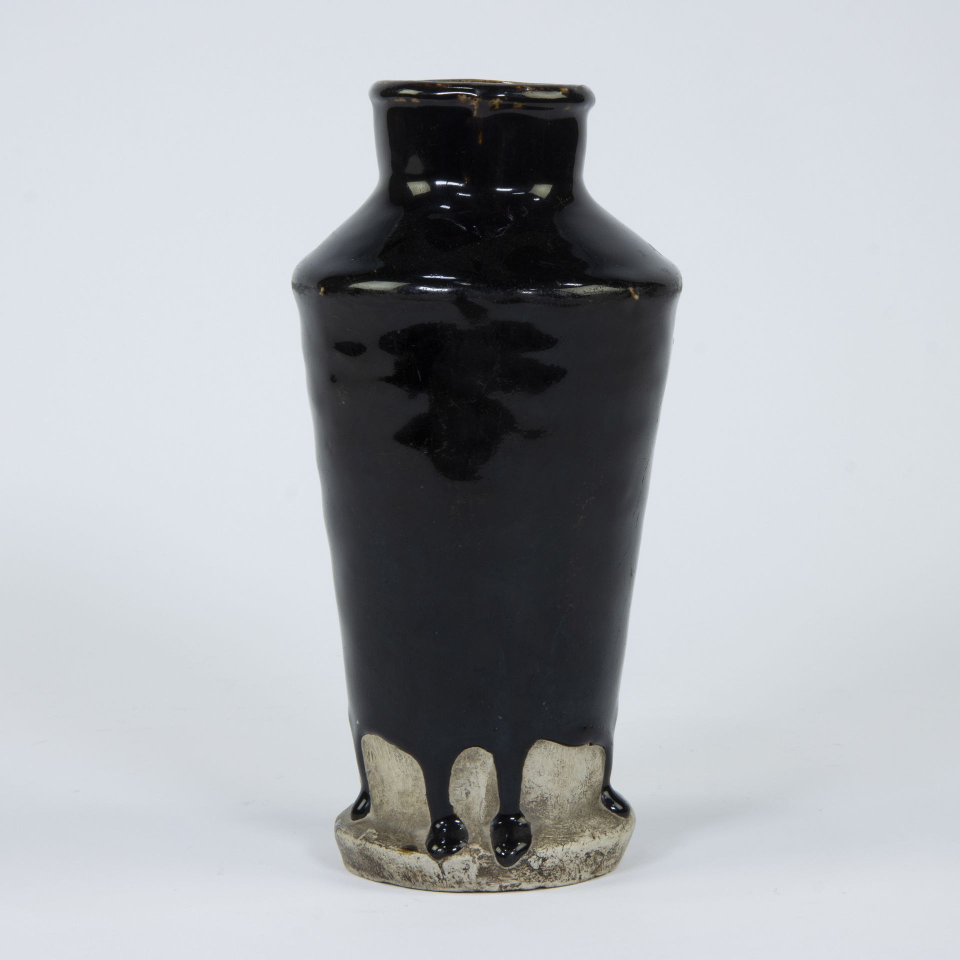 Cylindrical tapered vase in brown stoneware with thick black glaze, Tenmoku glaze, China, HONAN, Min - Image 2 of 5