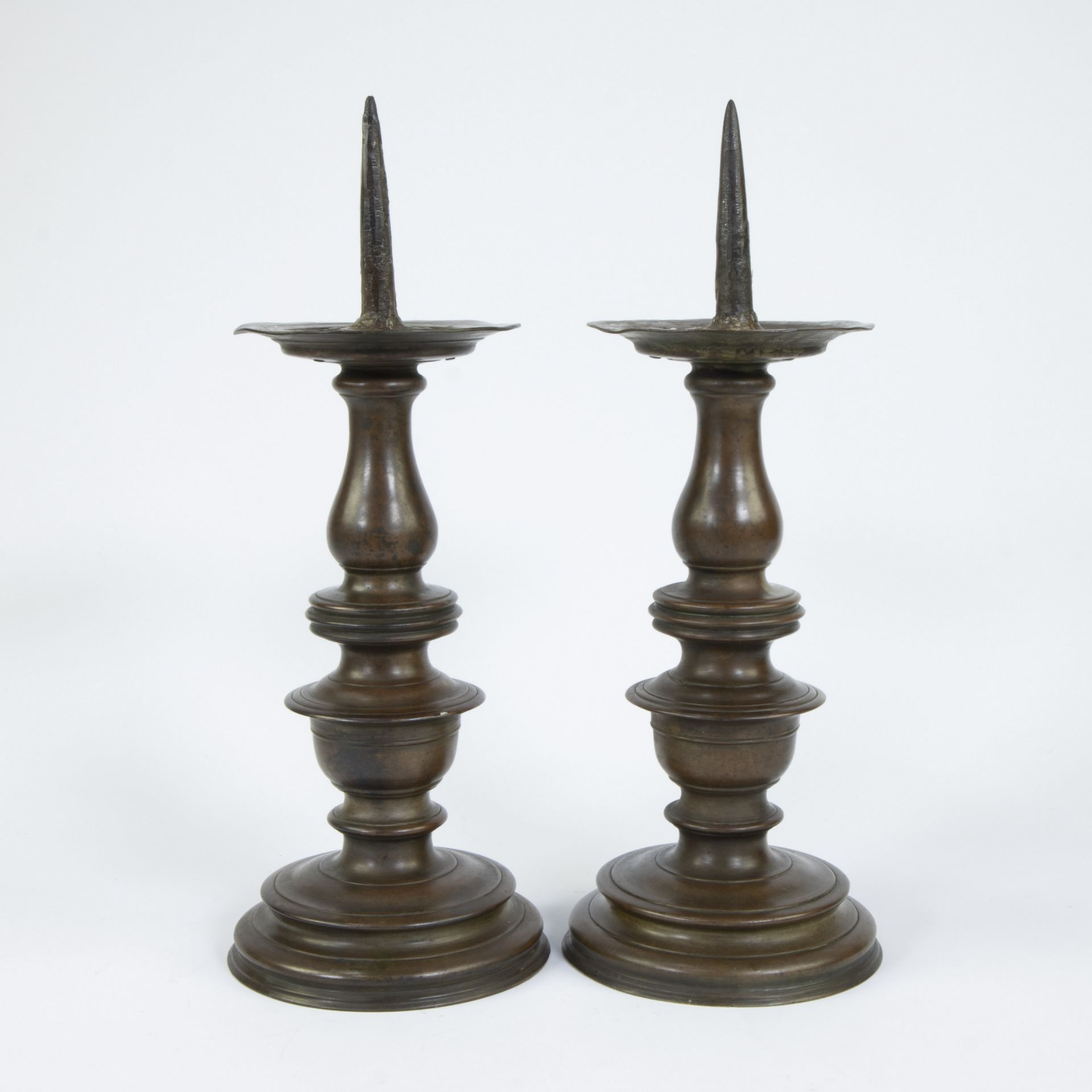 Pair of gothic bronze pin candlesticks - Bild 4 aus 5