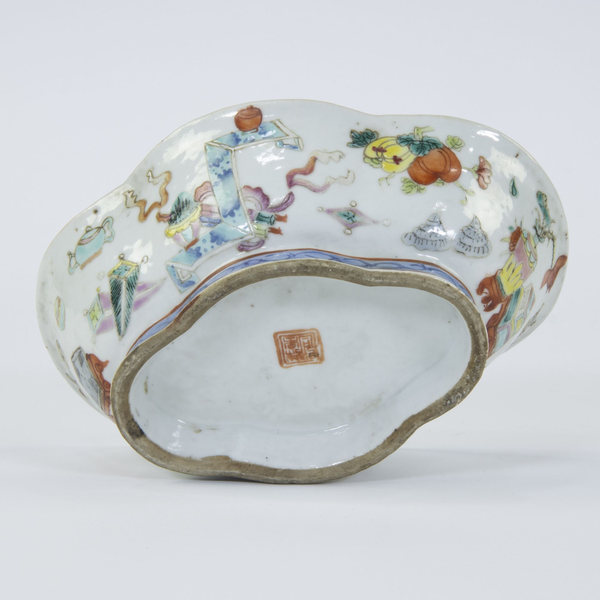 A Chinese famille rose bowl with decoration of valuables and fruits, 19th century - Bild 6 aus 6