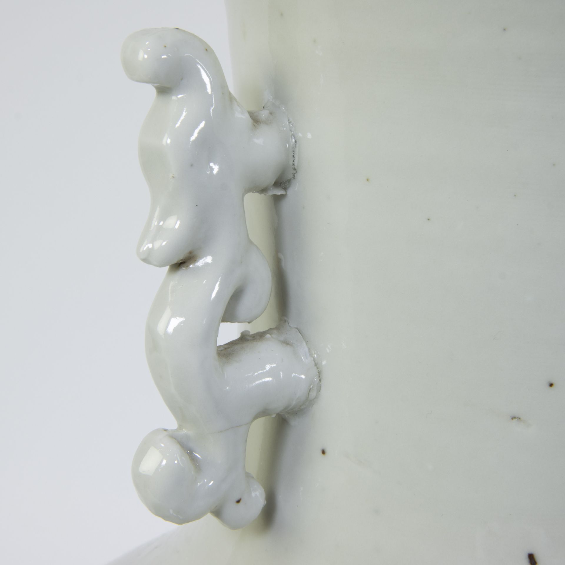 Chinese vase in white porcelain on wooden base - Image 8 of 9