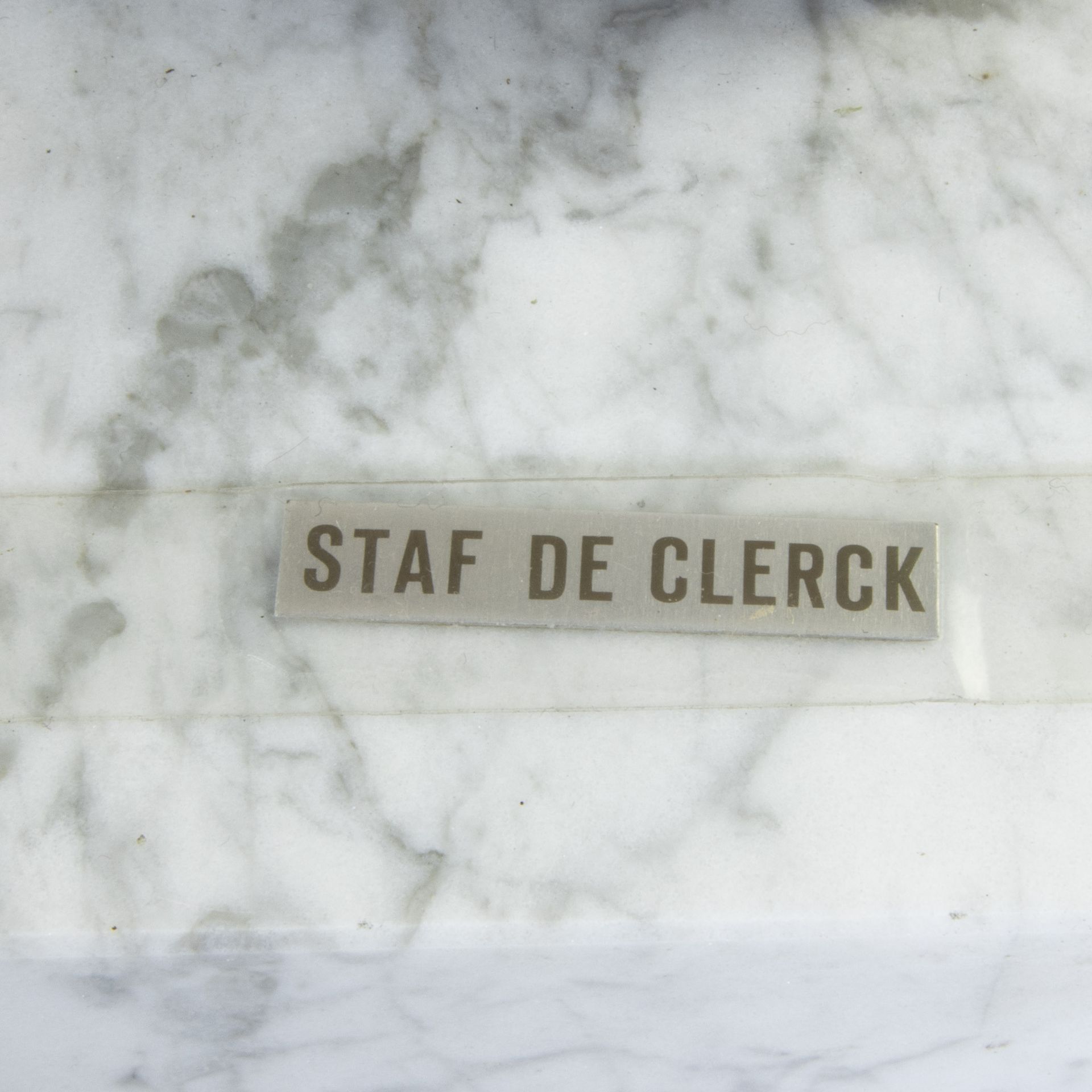 Staf De Clerck, sculpture of a reclining nude on marble plinth, signed - Bild 5 aus 5
