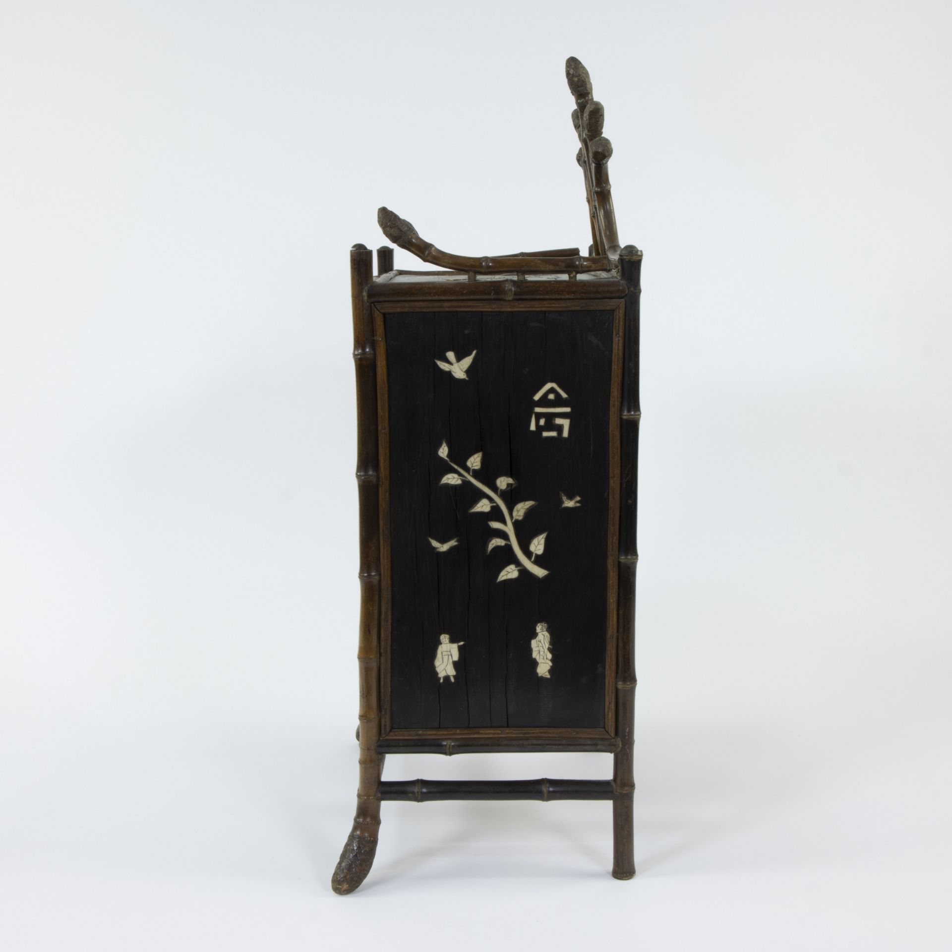 Asian bamboo cabinet with inlaid work of leaves, birds and figures in bone - Bild 3 aus 6