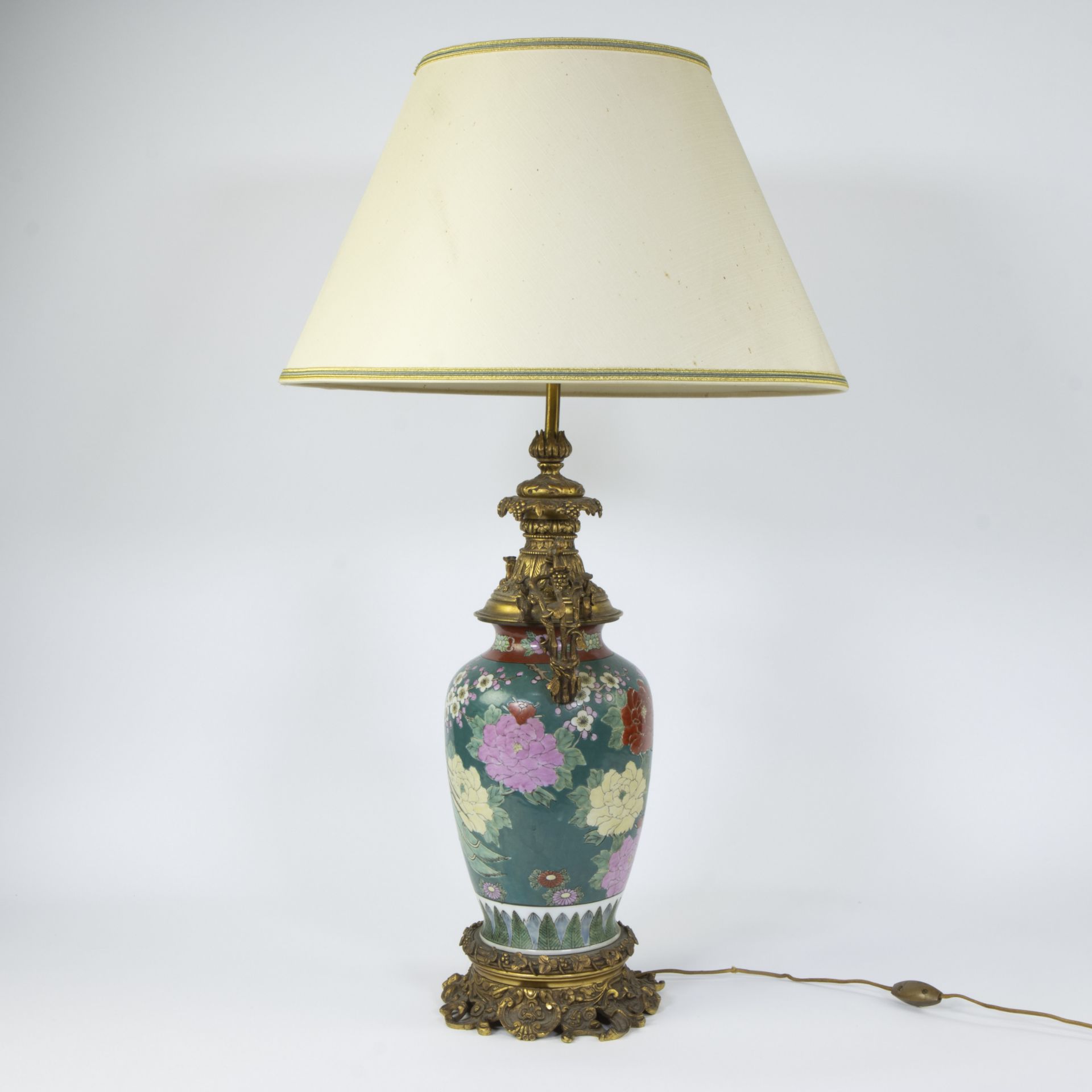 Japanese vase transformed into lampadaire with decor of peacock and flowers and rich bronze fittings - Image 4 of 4