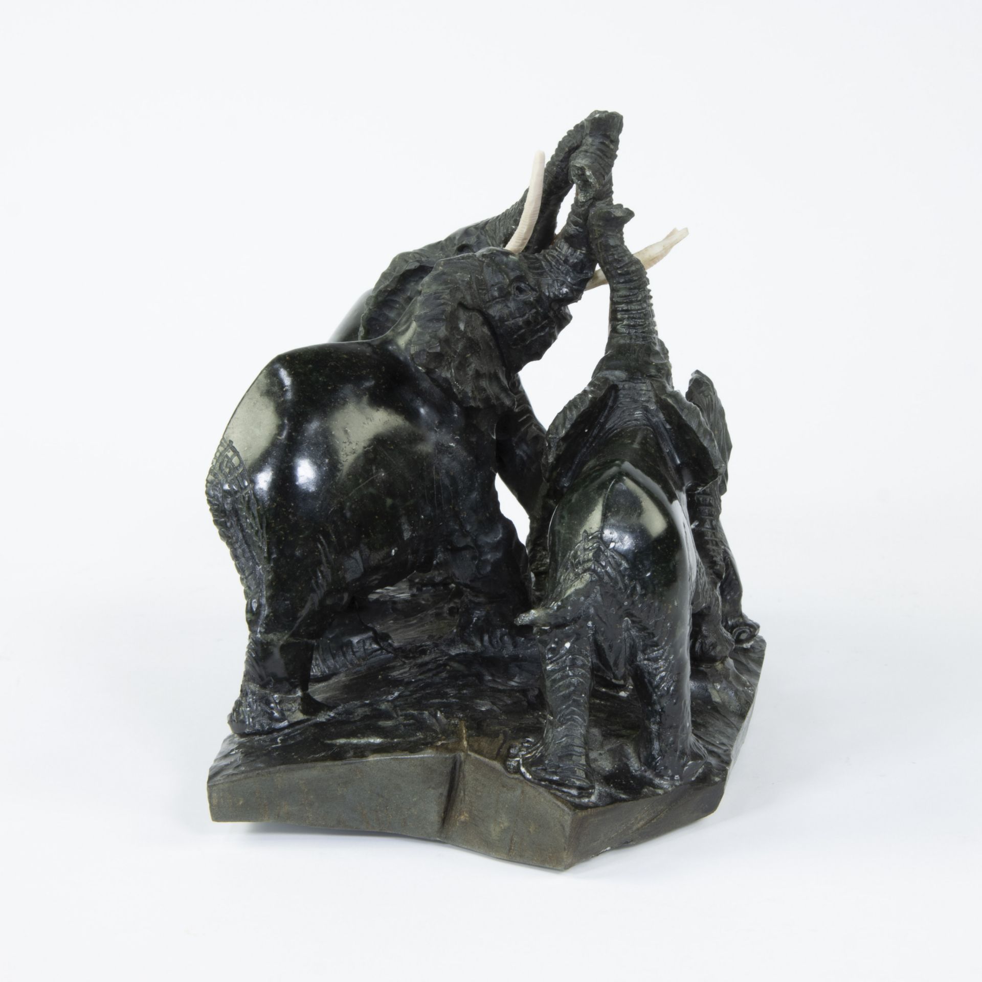 Beautiful hand sculpted sculpture of three elephants is of serpentine stone attributed to Joshua CHI - Image 4 of 4
