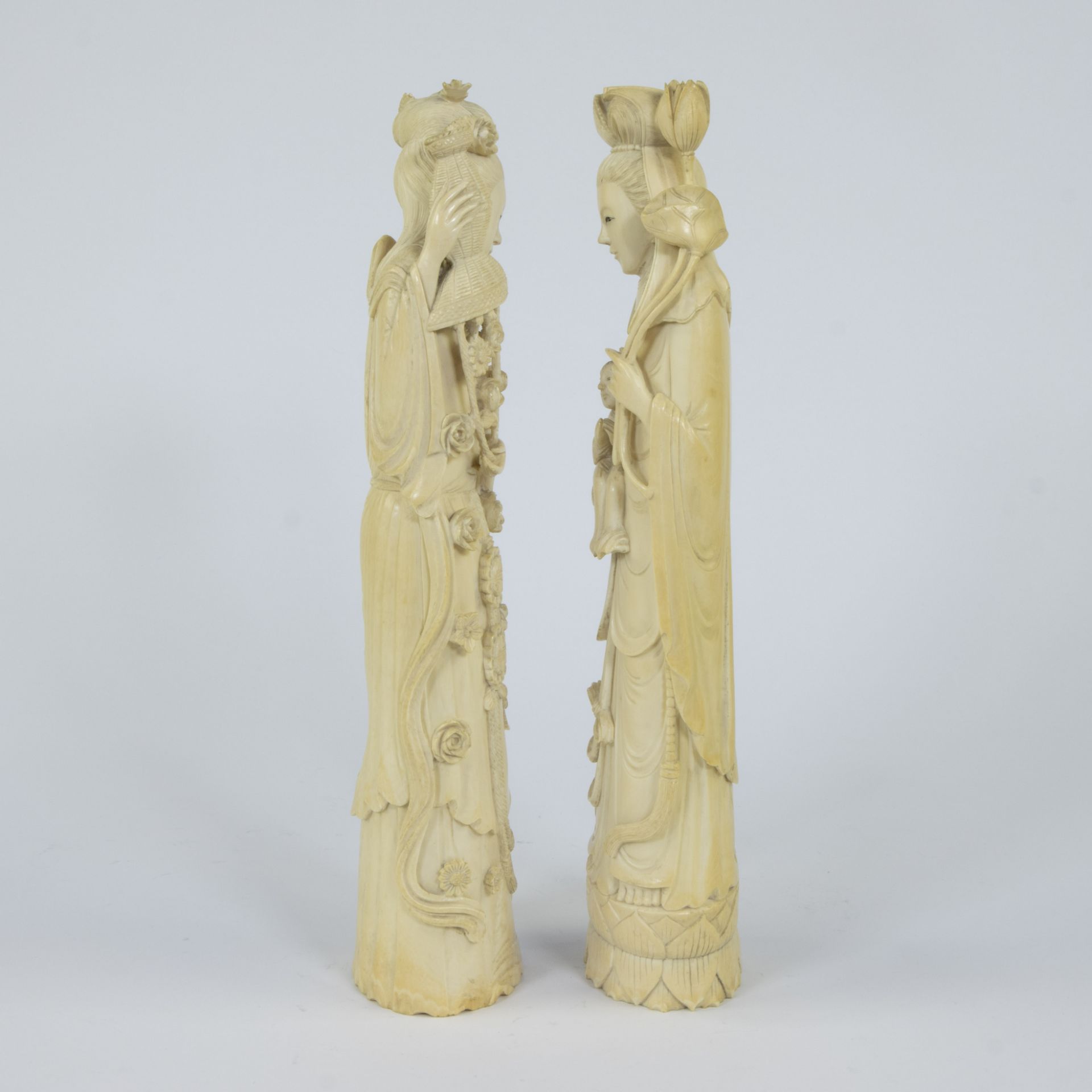 A pair of Japanese ivory sculptures depicting two female goddesses with long robes in a graceful bow - Bild 2 aus 5