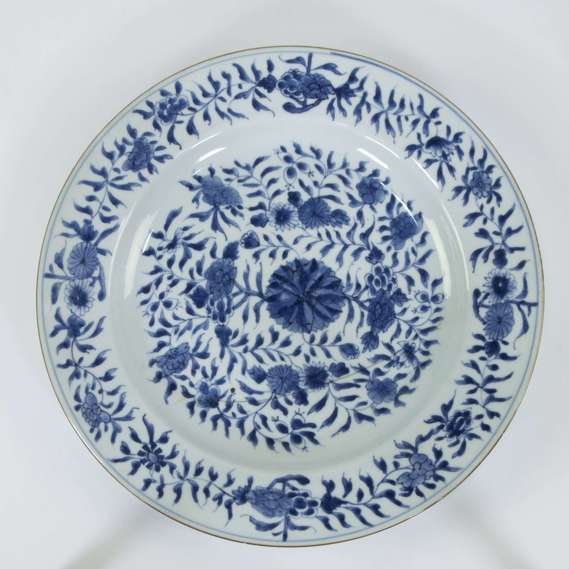 2 porcelain dishes and 2 dinner plates, the dishes with old rim cleat repair, one plate repaired, th - Bild 8 aus 9