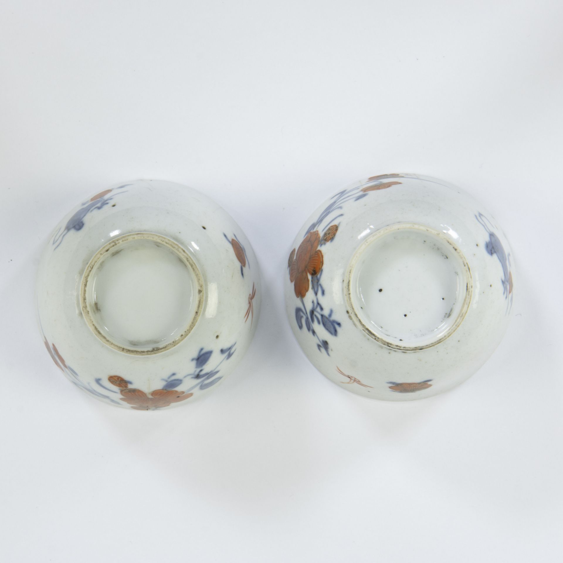 Lot of Chinese Imari saucers and cups and blue and white saucer - Image 4 of 5