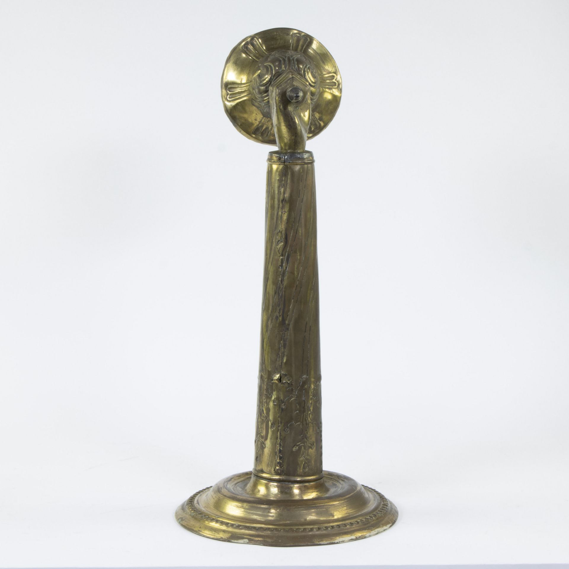 Gilt brass wall lamp in the shape of a hand, circa 1900 - Image 4 of 4