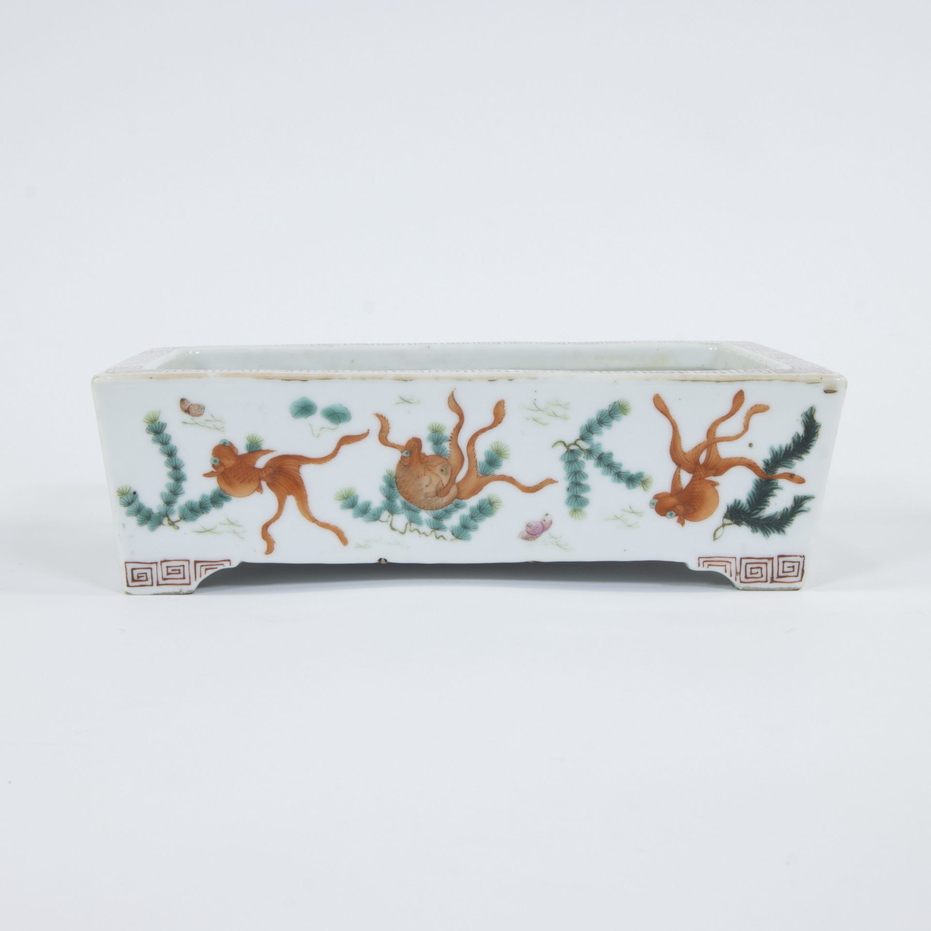 A Chinese porcelain polychrome rectangular bowl famille rose with decor of fable fish - Bild 4 aus 7