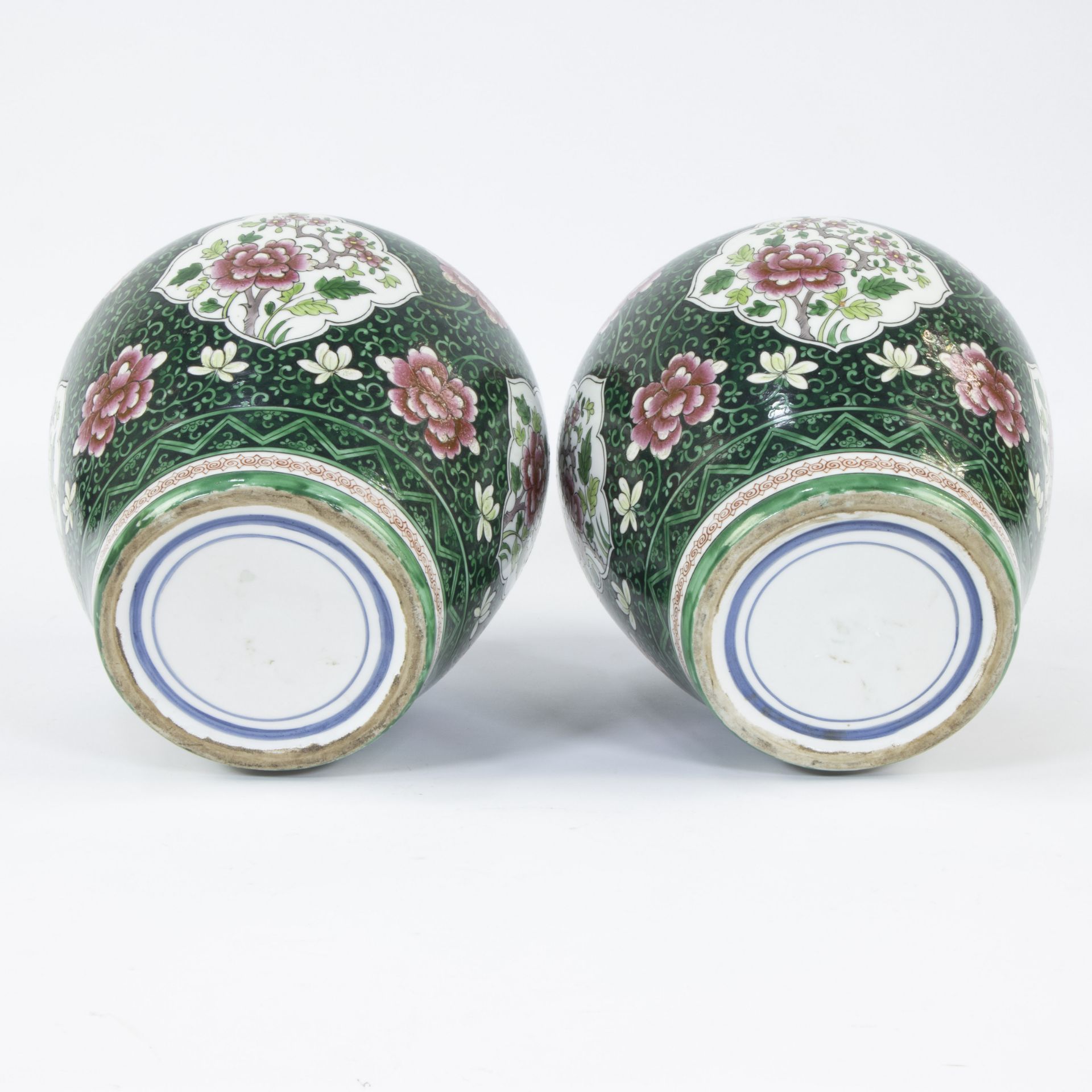 Pair of lidded vases in Samson porcelain with floral decoration in famille rose style - Image 5 of 7