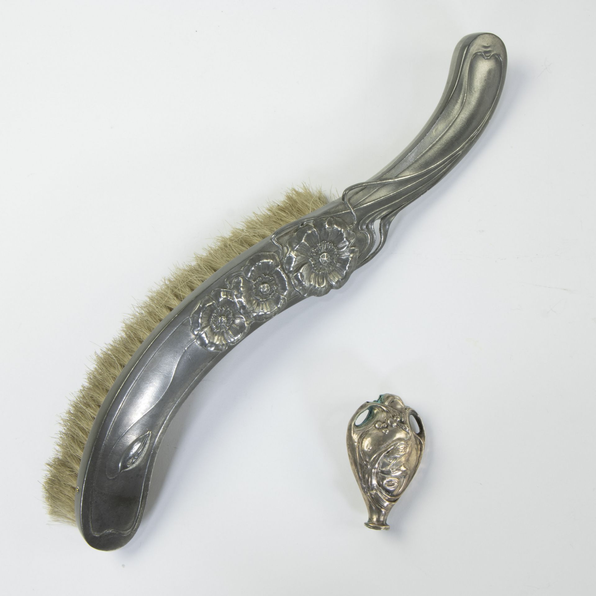 Collection of Art Nouveau objects with typical whipping motif, sweeping tin with brush, 2 bowls, cof - Image 3 of 5