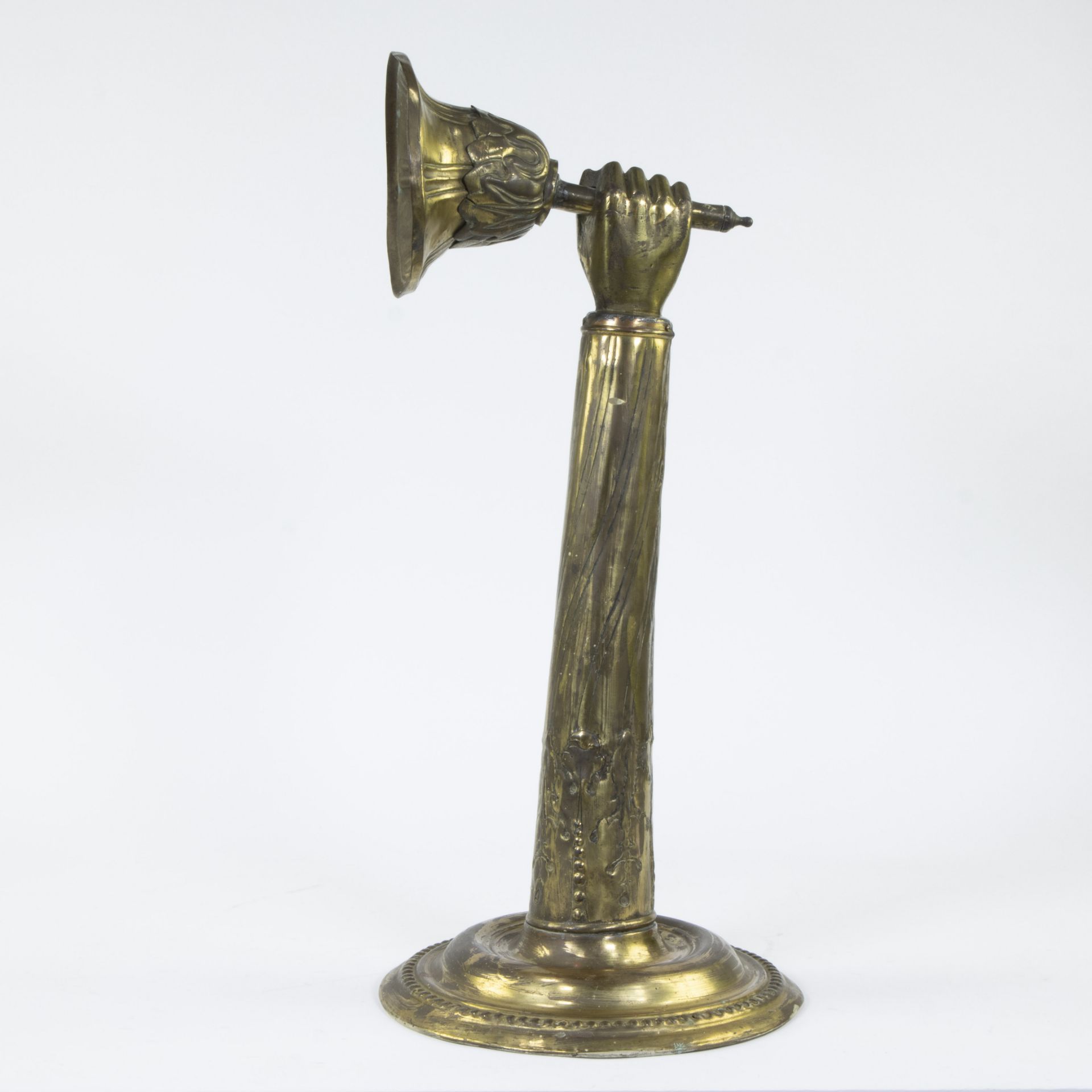 Gilt brass wall lamp in the shape of a hand, circa 1900 - Image 3 of 4