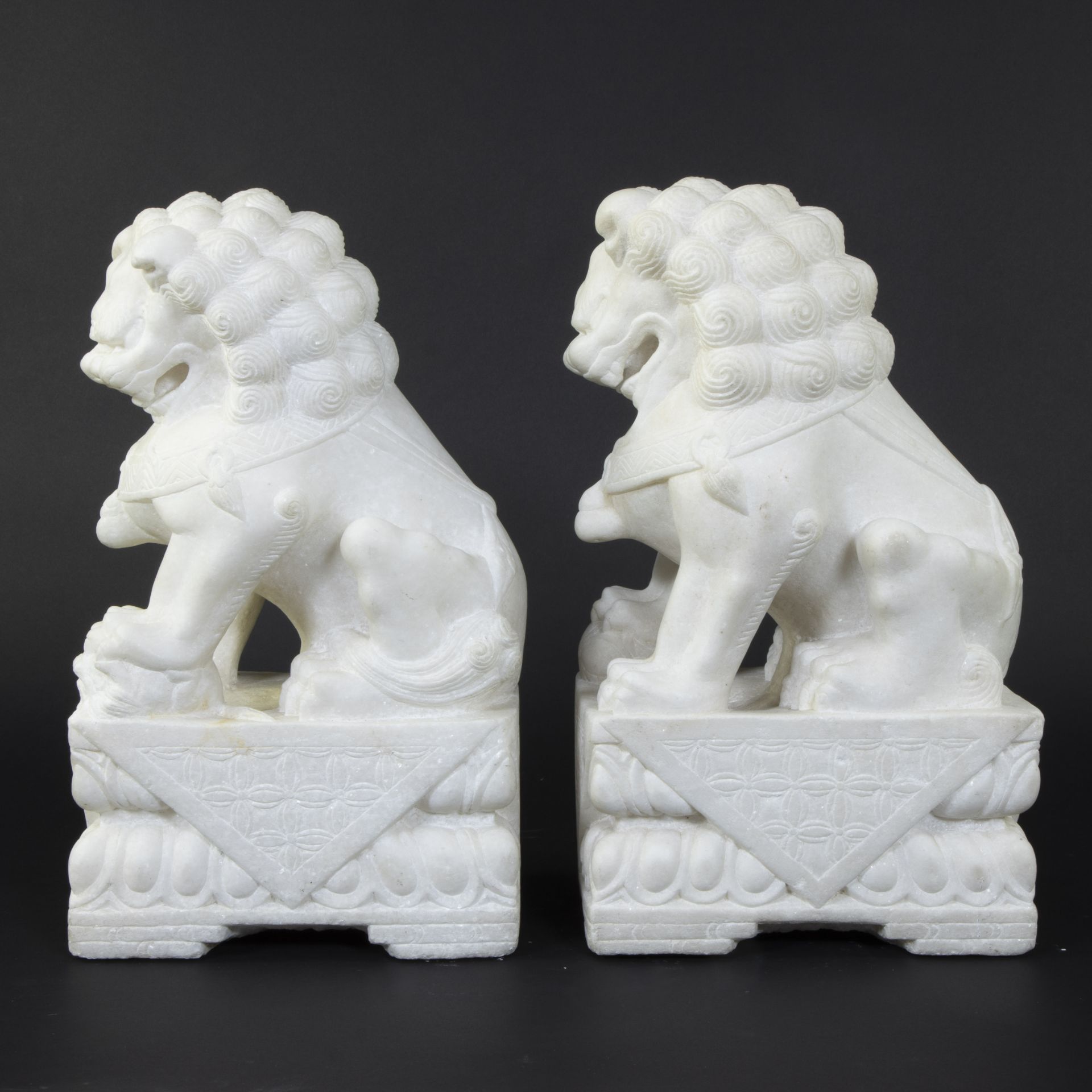 Pair of marble Chinese temple guards or Foo lions, 20th century - Bild 2 aus 4