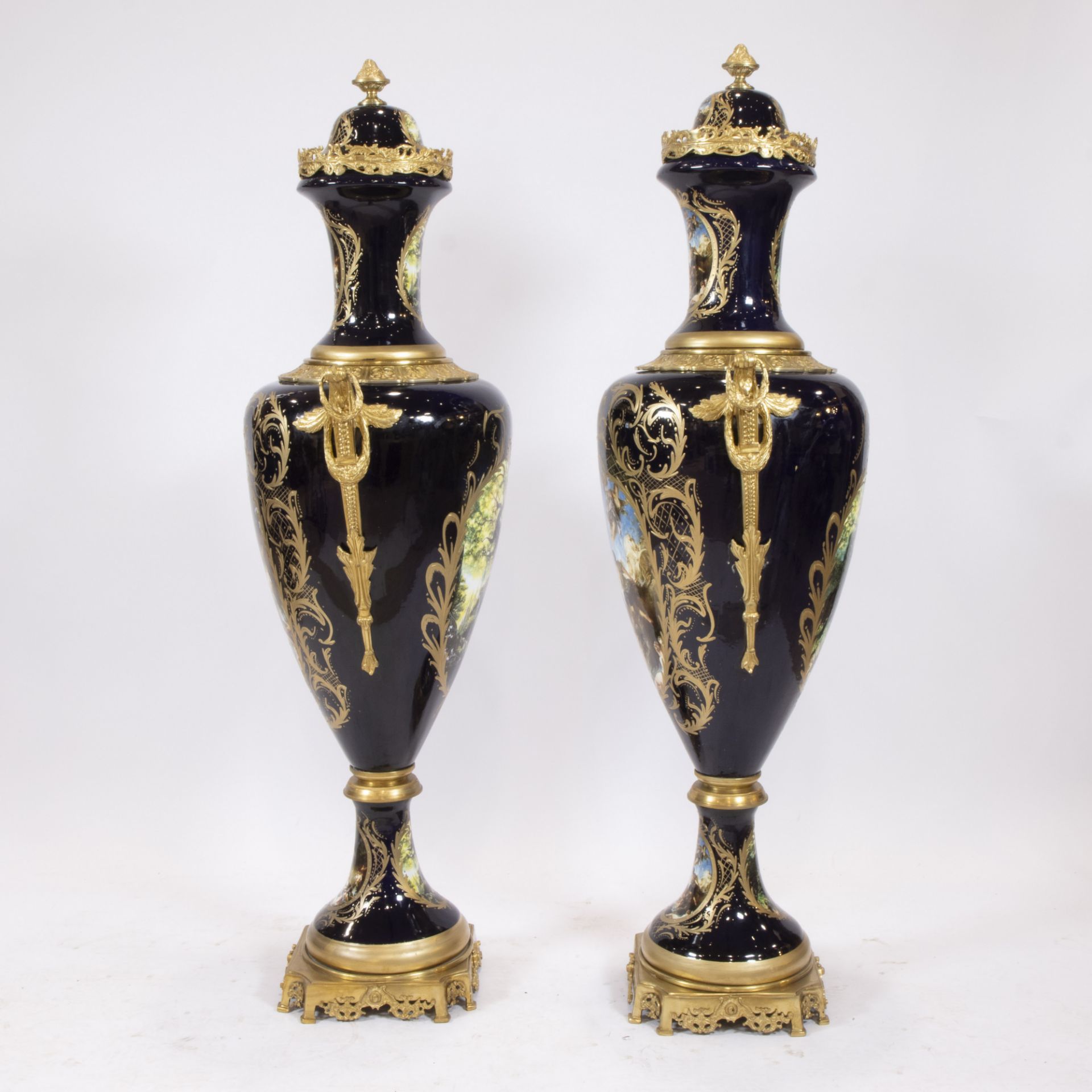 A pair of exceptionally tall ornamental vases of cobalt blue porcelain and gilt brass, decorated wit - Bild 2 aus 4