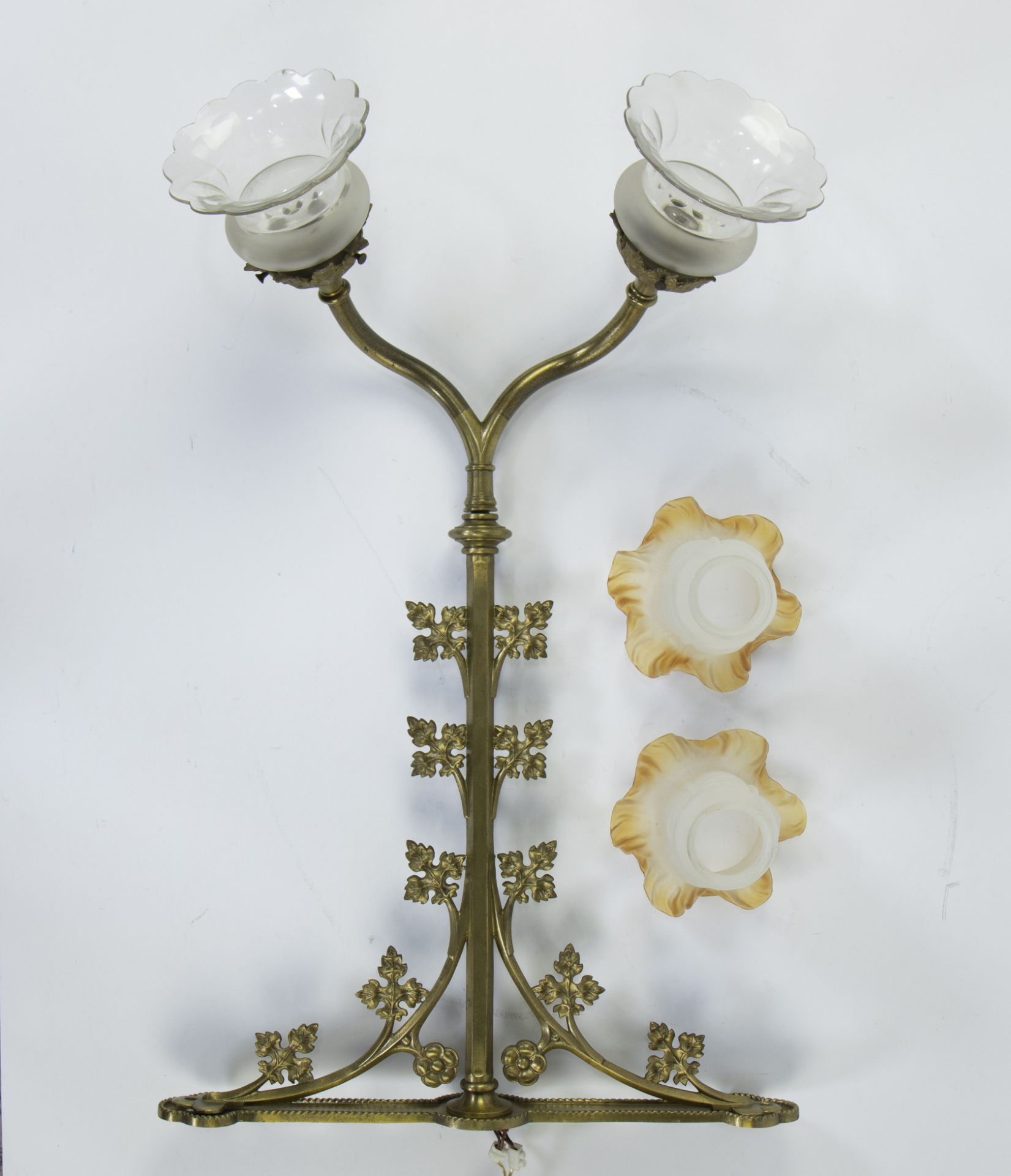 Collection of Art Nouveau chandelier with shades in yellow glass paste and 3 bronze wall fittings, m - Image 3 of 3