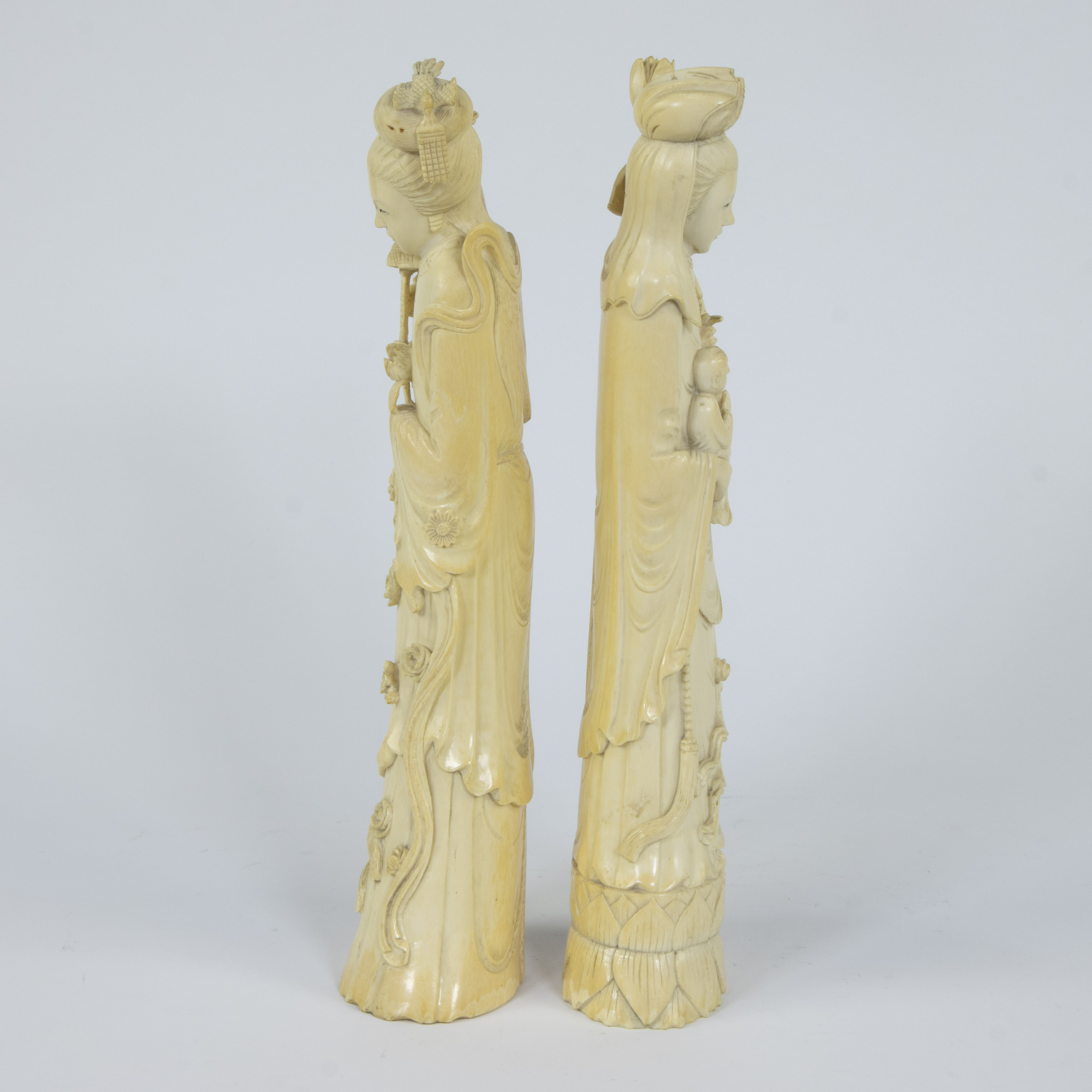 A pair of Japanese ivory sculptures depicting two female goddesses with long robes in a graceful bow - Image 4 of 5