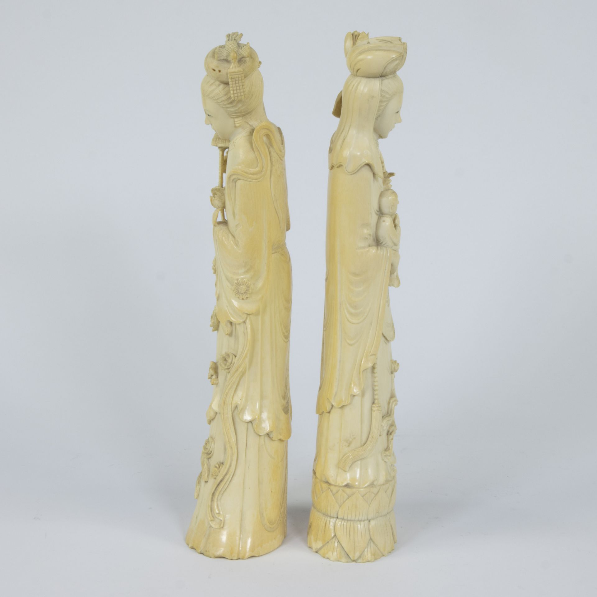 A pair of Japanese ivory sculptures depicting two female goddesses with long robes in a graceful bow - Bild 4 aus 5
