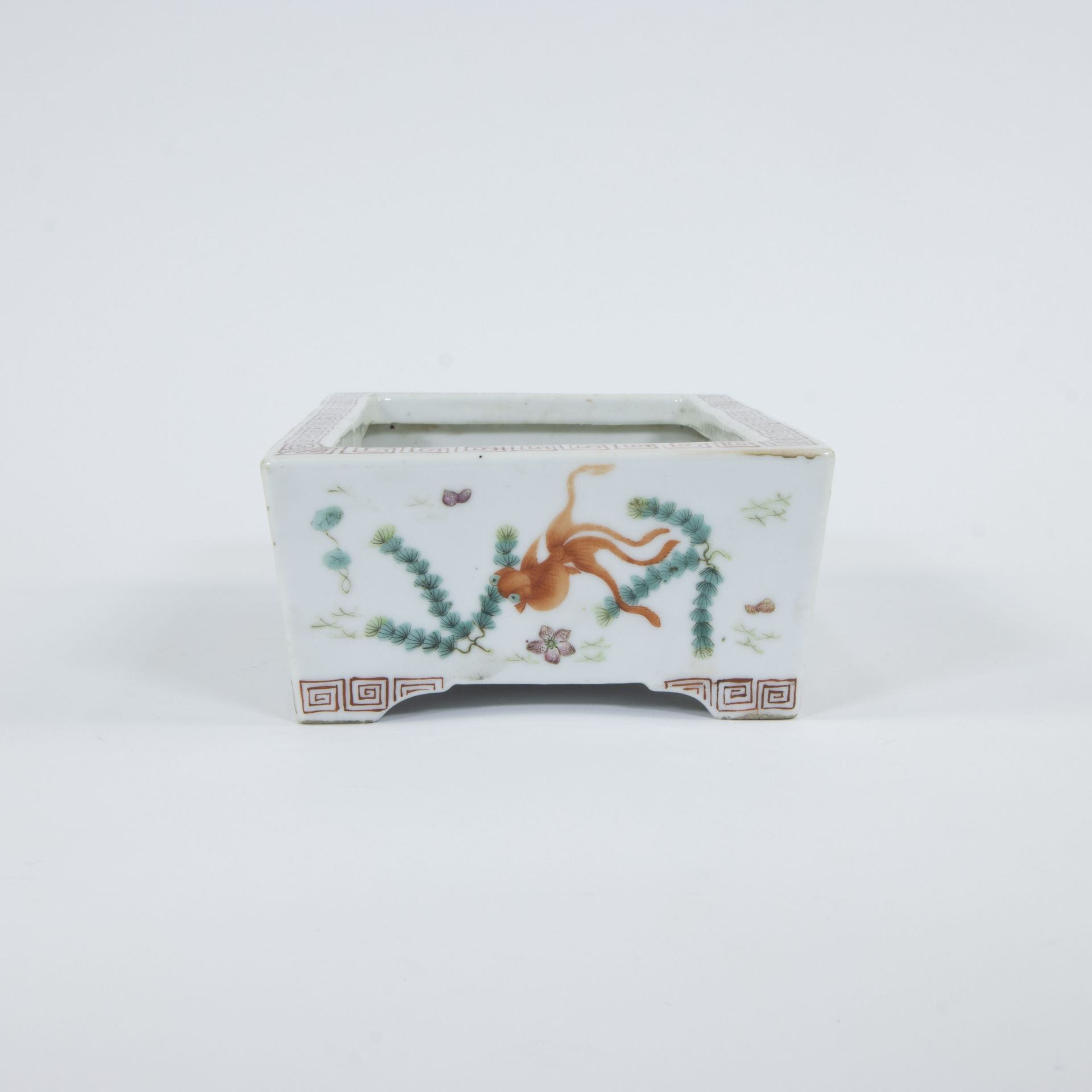 A Chinese porcelain polychrome rectangular bowl famille rose with decor of fable fish - Bild 3 aus 7