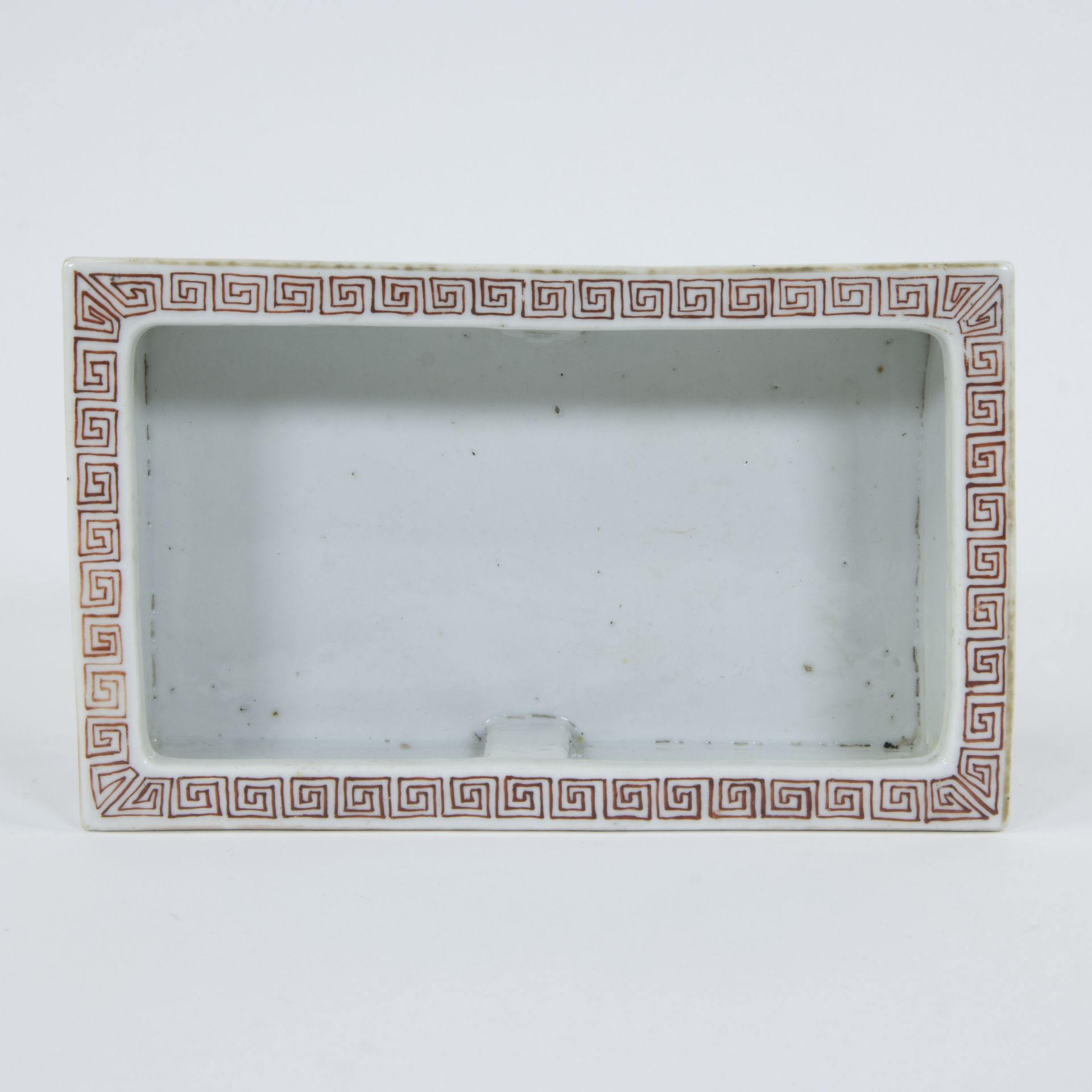 A Chinese porcelain polychrome rectangular bowl famille rose with decor of fable fish - Image 6 of 7