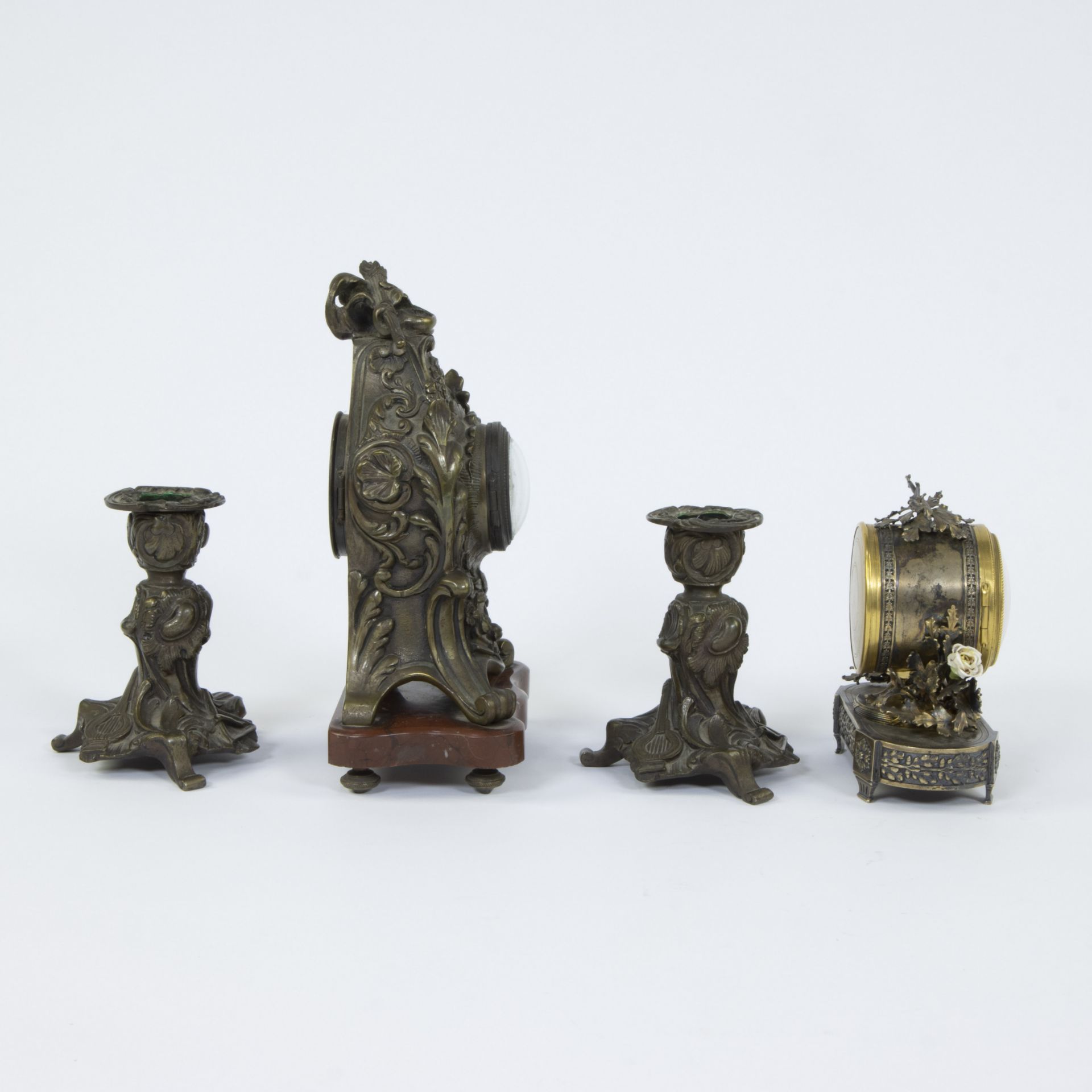 Fine bronze mantelpiece with 2 candlesticks and small bronze mantel clock with porcelain flowers, bo - Bild 4 aus 7