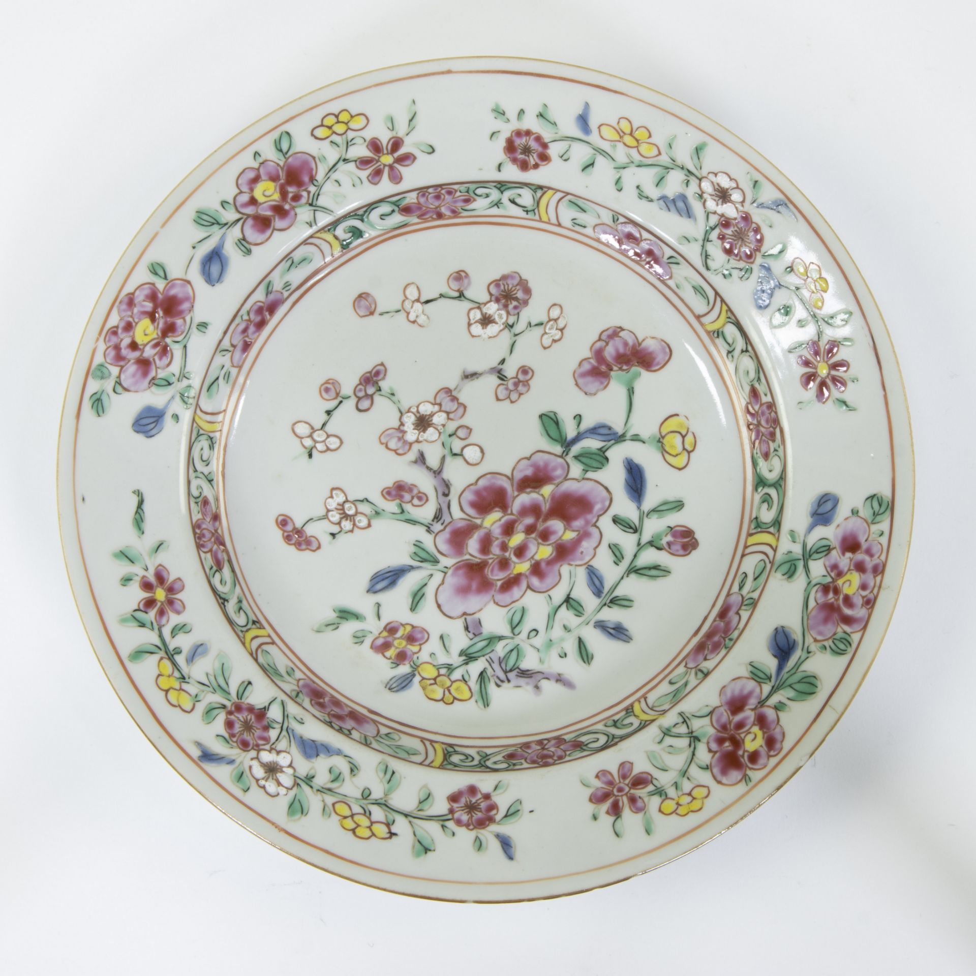 2 Chinese plates famille rose with floral decoration, 18th century - Image 4 of 5