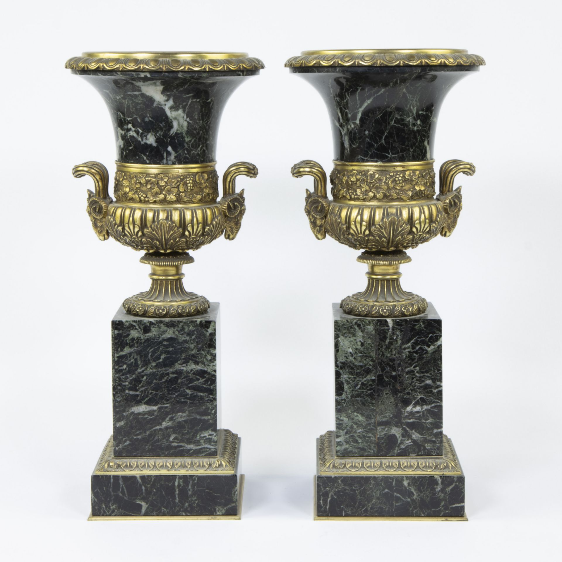 Pair of green-veined marble French Empire urns with gilt bronze fittings - Bild 3 aus 4