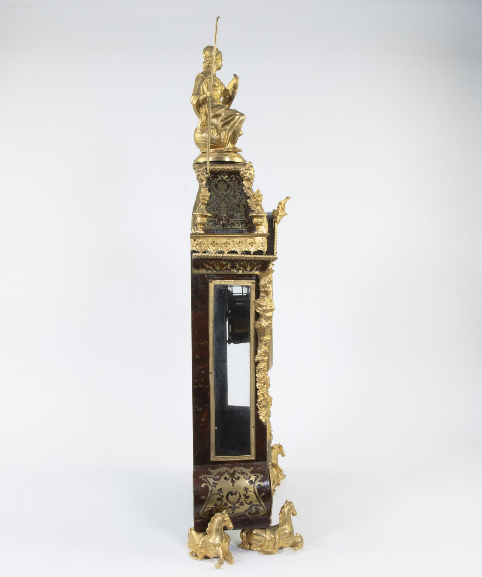 Superb French 19th-century Louis XV boulle clock, pediment surmounted by a classical female figure, - Bild 6 aus 8