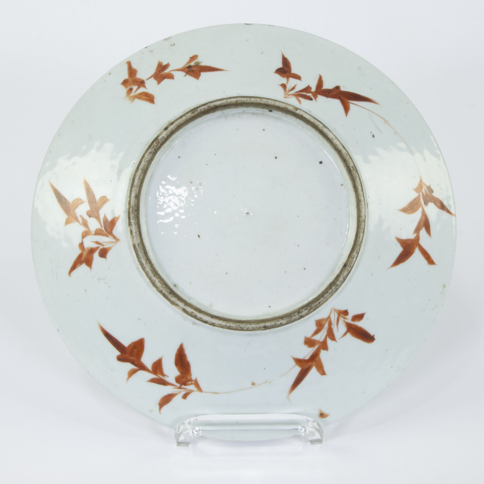 Chinese plate with decoration of flowers, famille rose, 19th century - Bild 2 aus 2