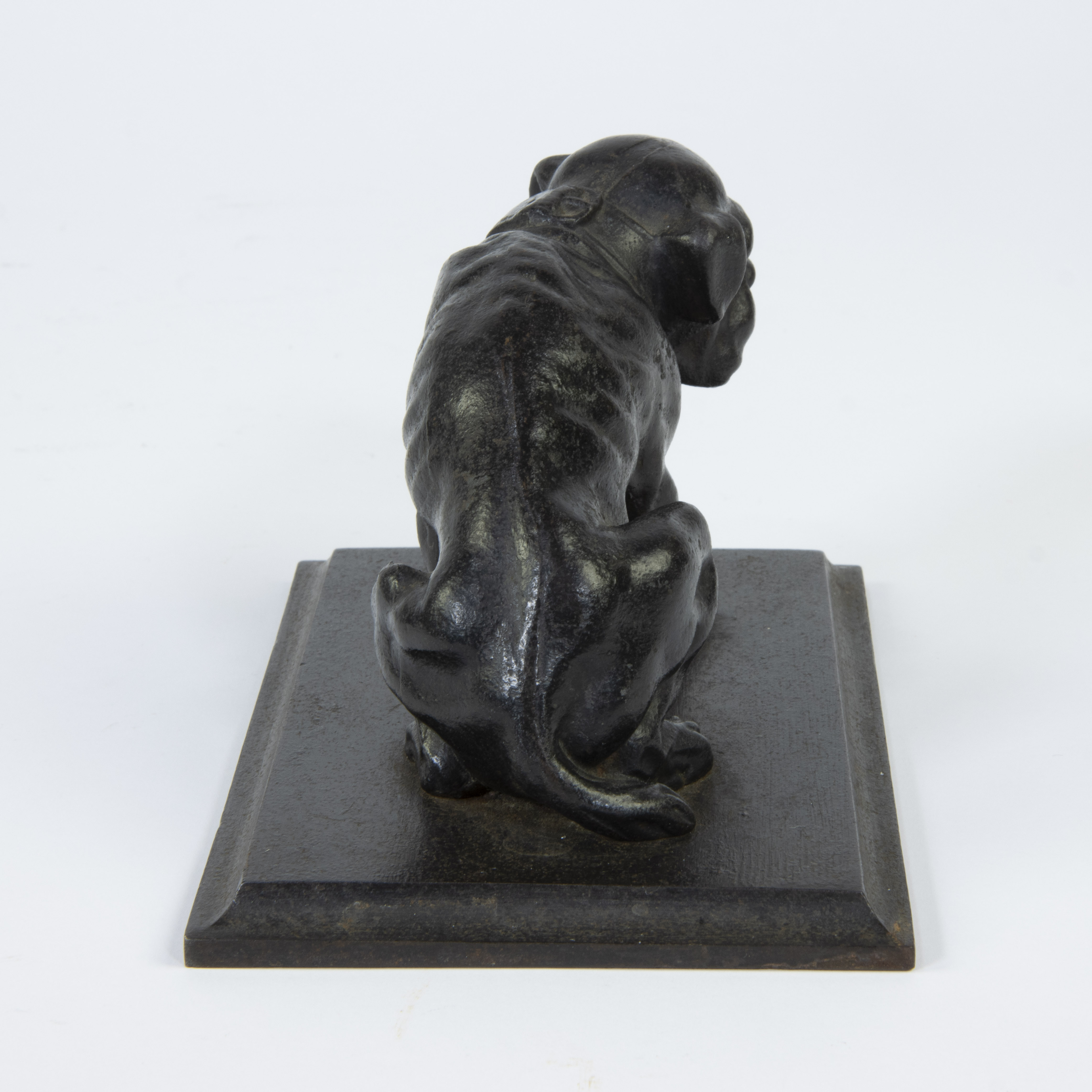 Cast iron paperweight in the shape of a sitting bulldog - Image 4 of 4