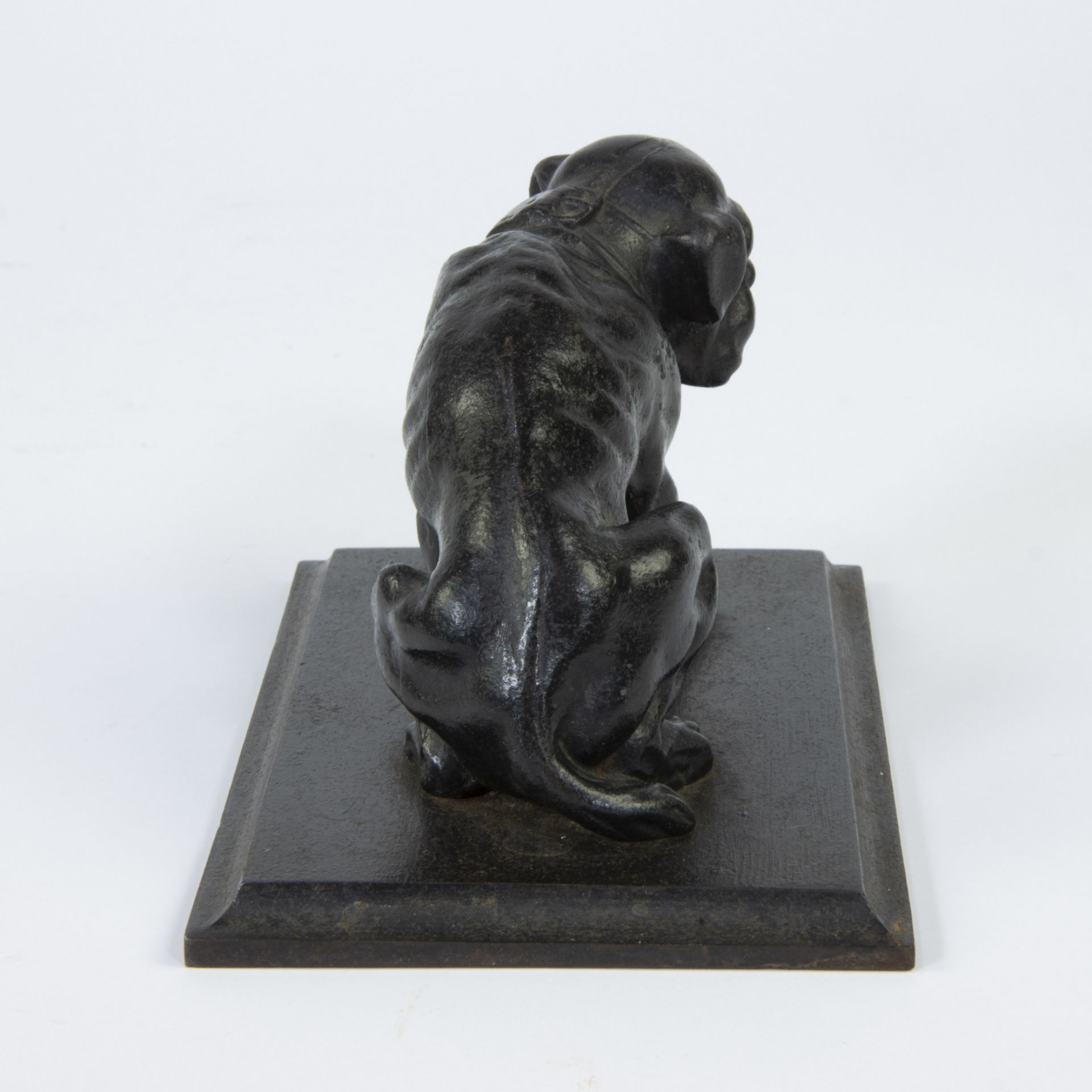 Cast iron paperweight in the shape of a sitting bulldog - Bild 4 aus 4