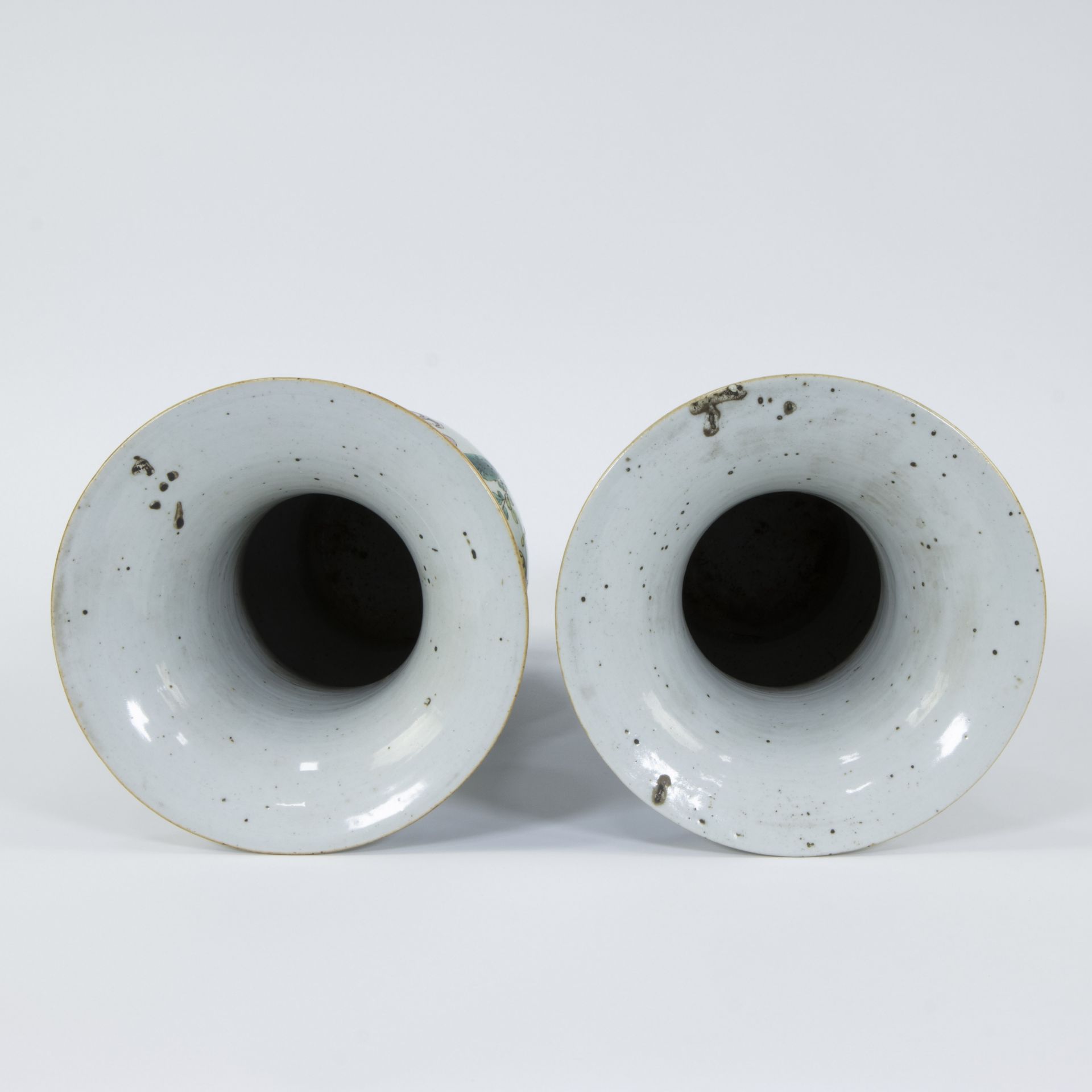 Pair of Chinese famille rose Yenyen vases with decoration of valuables, 19th century - Image 5 of 6