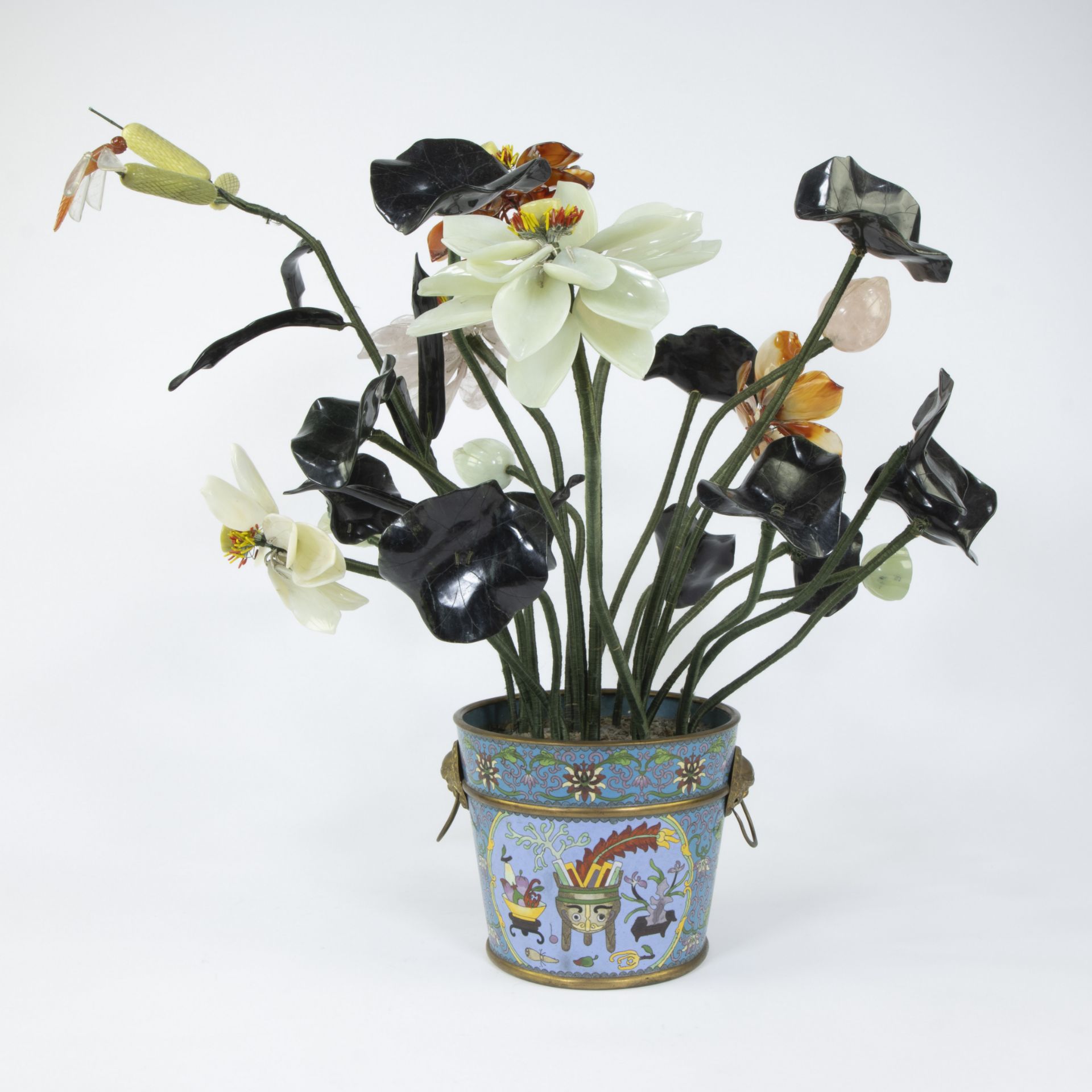 Gilt bronze Chinese cloisonne pot with a floral arrangement and dragonfly of hand-carved quartz glas - Image 3 of 5