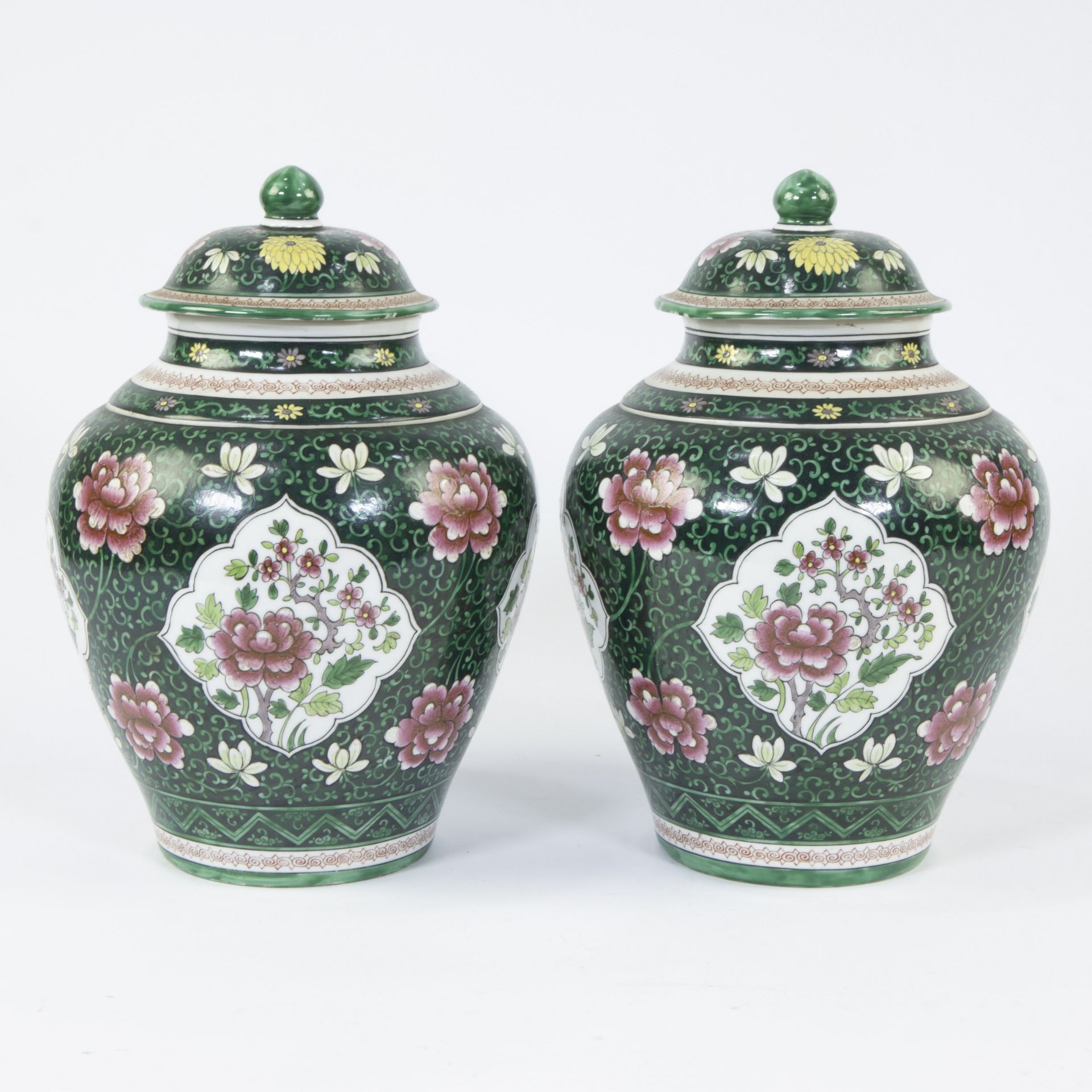 Pair of lidded vases in Samson porcelain with floral decoration in famille rose style - Bild 2 aus 7