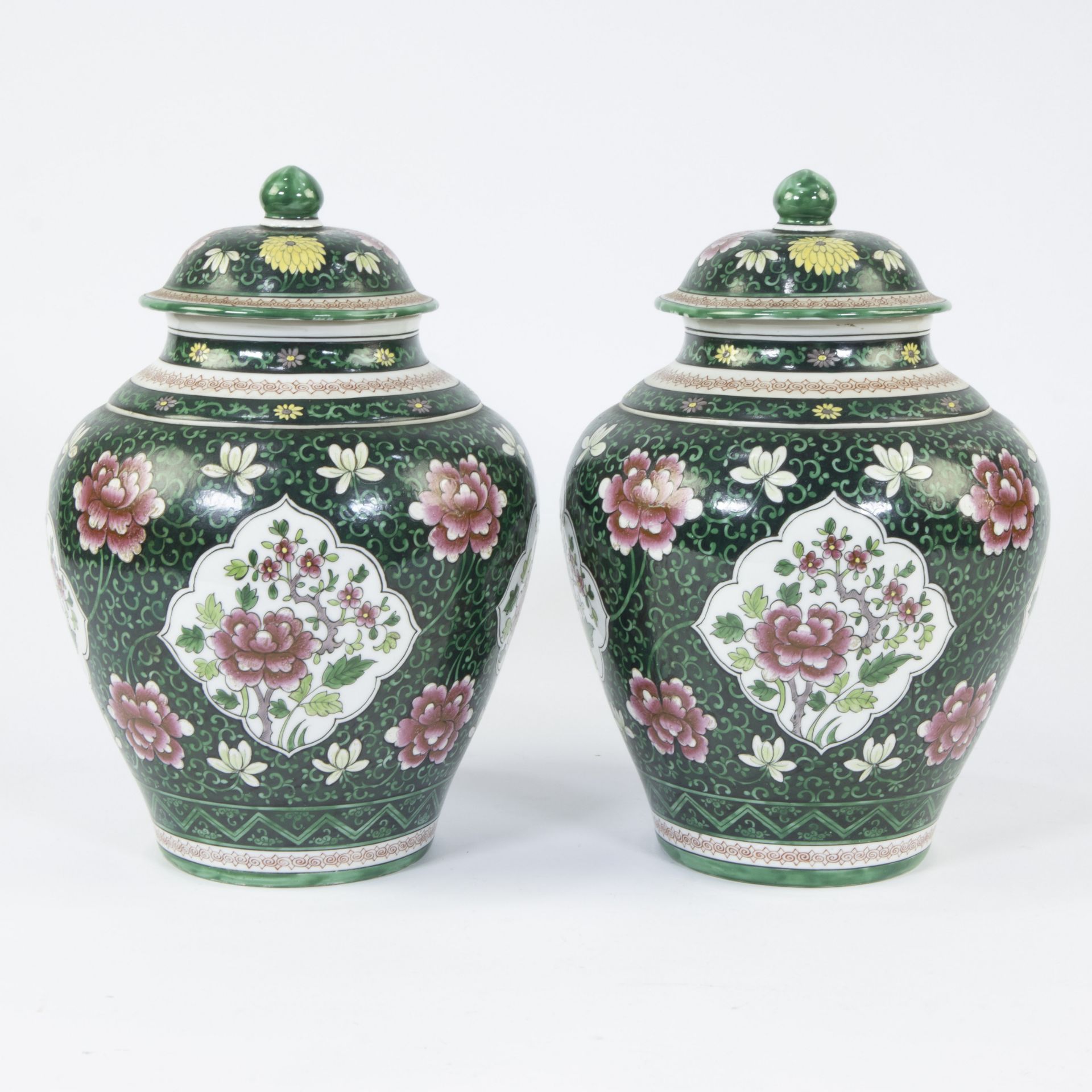 Pair of lidded vases in Samson porcelain with floral decoration in famille rose style - Image 2 of 7