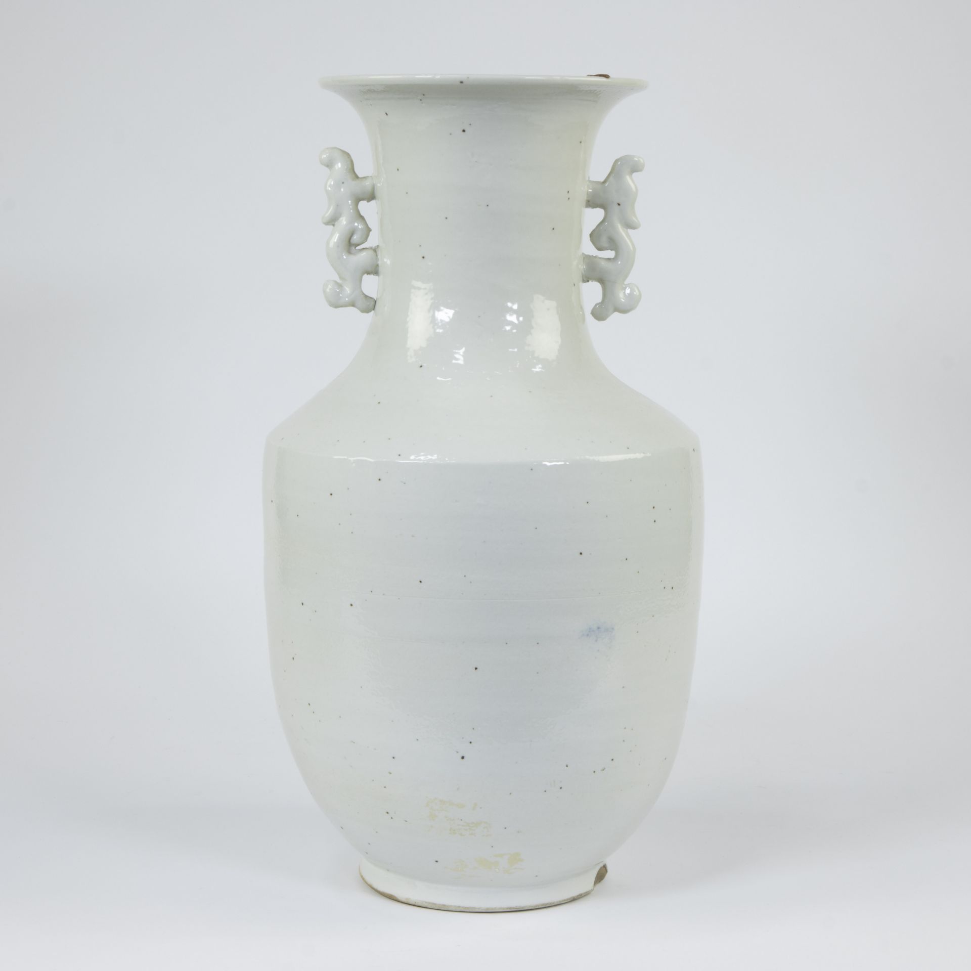 Chinese vase in white porcelain on wooden base - Image 4 of 9
