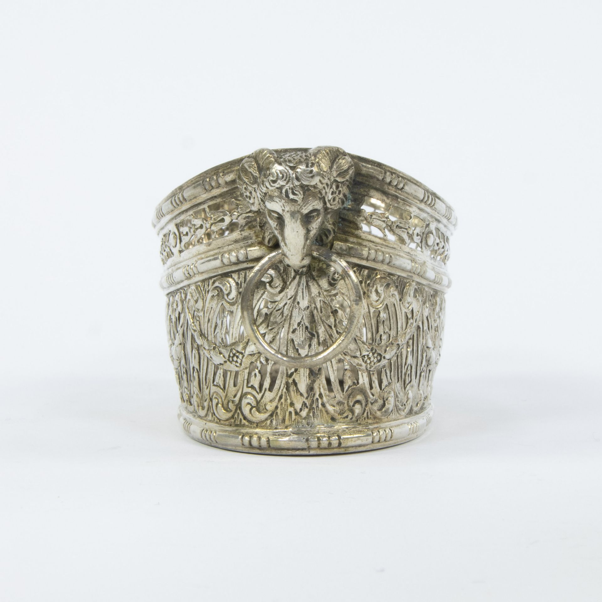 A French oval silver basket in Louis XVI style decorated with garlands, medallion and ram's heads - Image 2 of 6