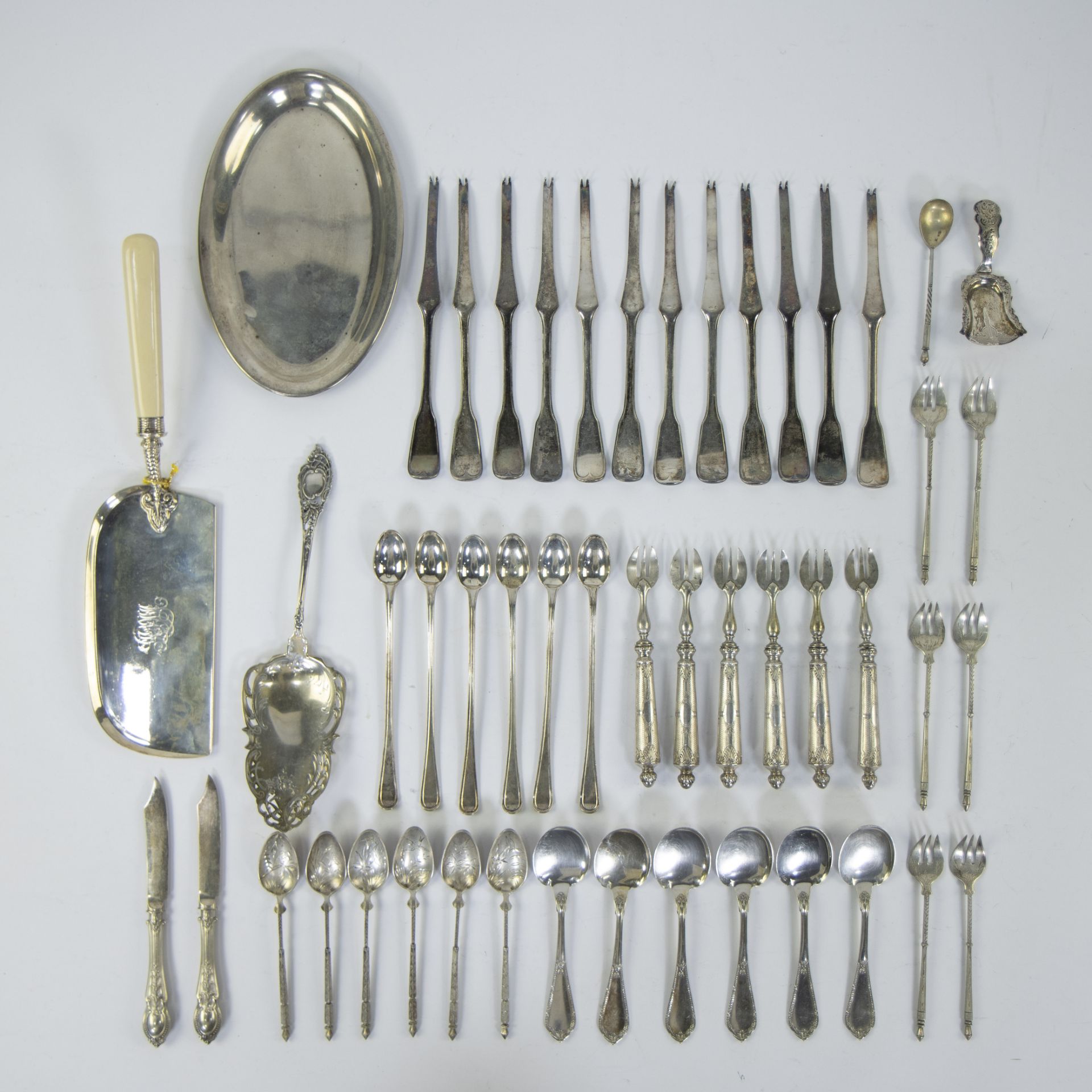 Collection of silver oa Sheffield (1899) crumbler, large spoon (800), English sugar scoop, 6 ice cre