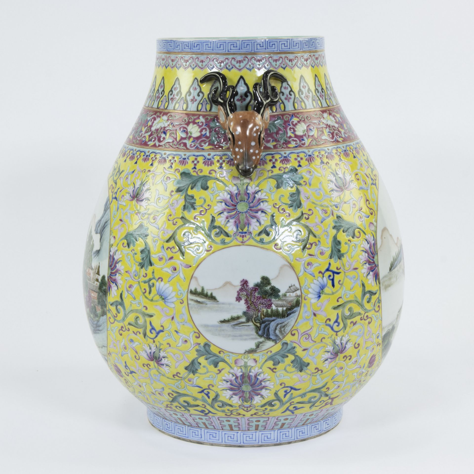 A vase of Chinese porcelain with a famille rosedecor of peonies on yellow fond and landscapes in car - Bild 4 aus 9