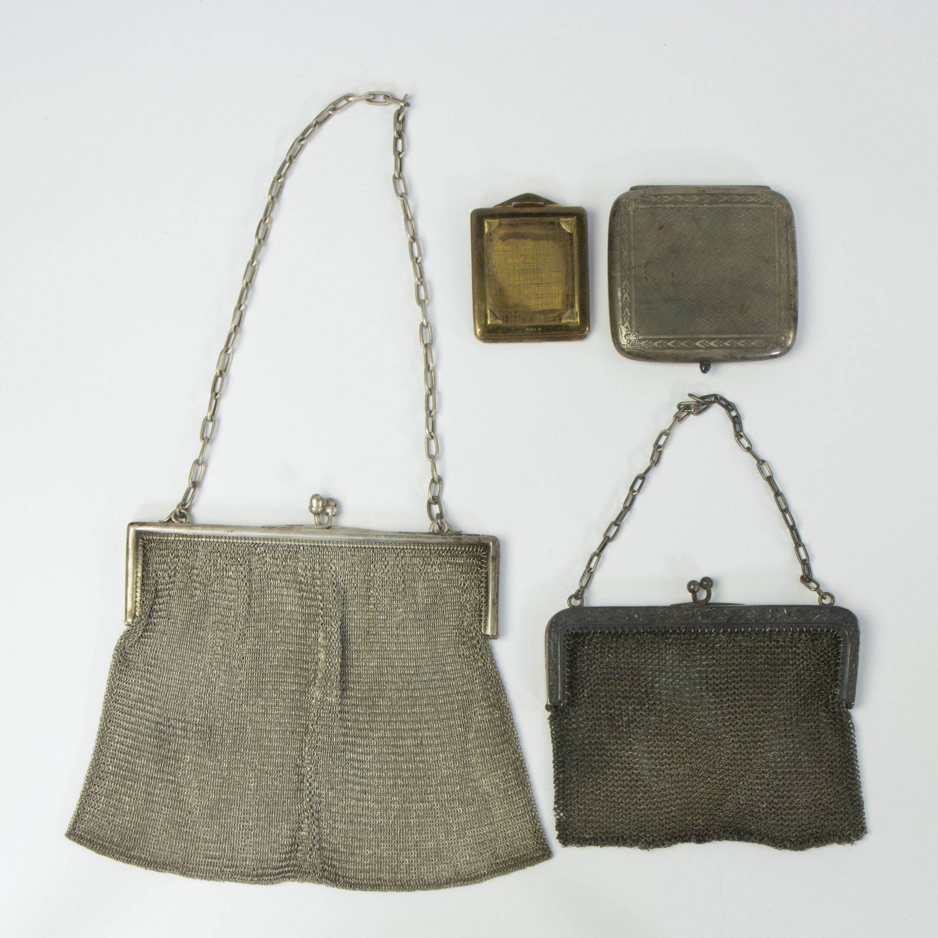 Collection of 2 silver Art Nouveau handbags and 2 powder boxes, circa 1920s - Bild 2 aus 2