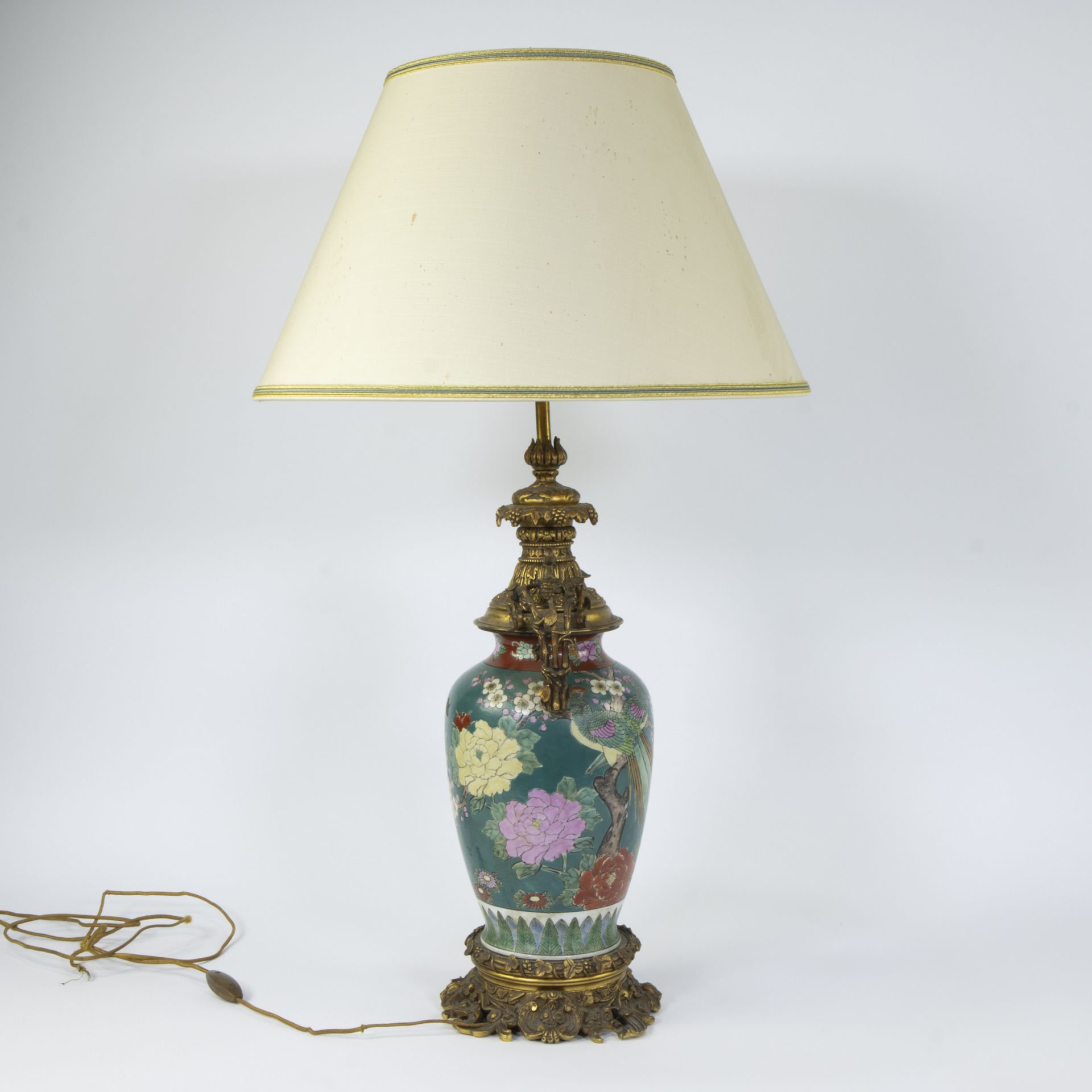 Japanese vase transformed into lampadaire with decor of peacock and flowers and rich bronze fittings - Bild 2 aus 4