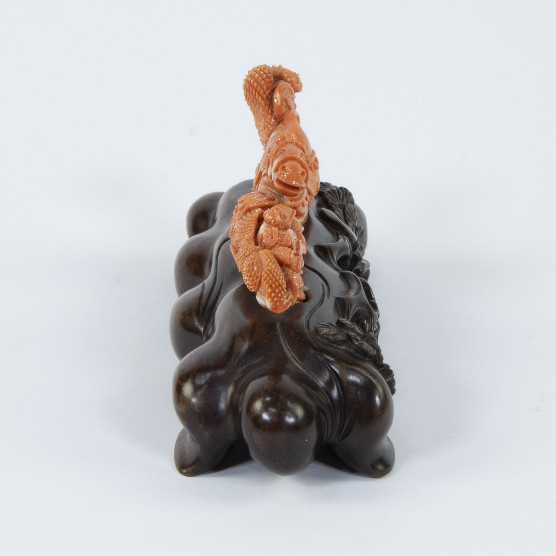 A Chinese group in red coral with soldiers and a horse, 19/20th century - Bild 2 aus 5