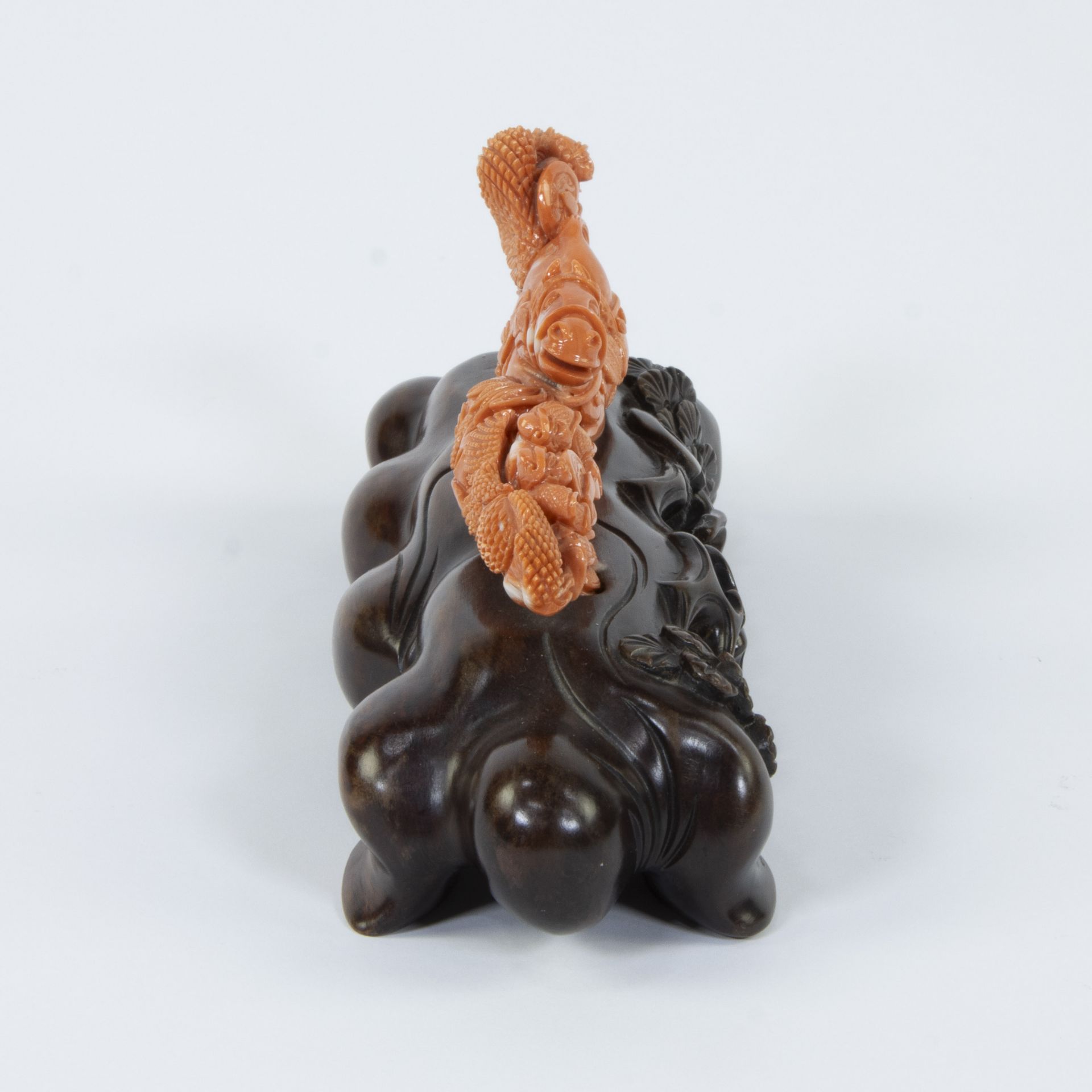 A Chinese group in red coral with soldiers and a horse, 19/20th century - Image 2 of 5