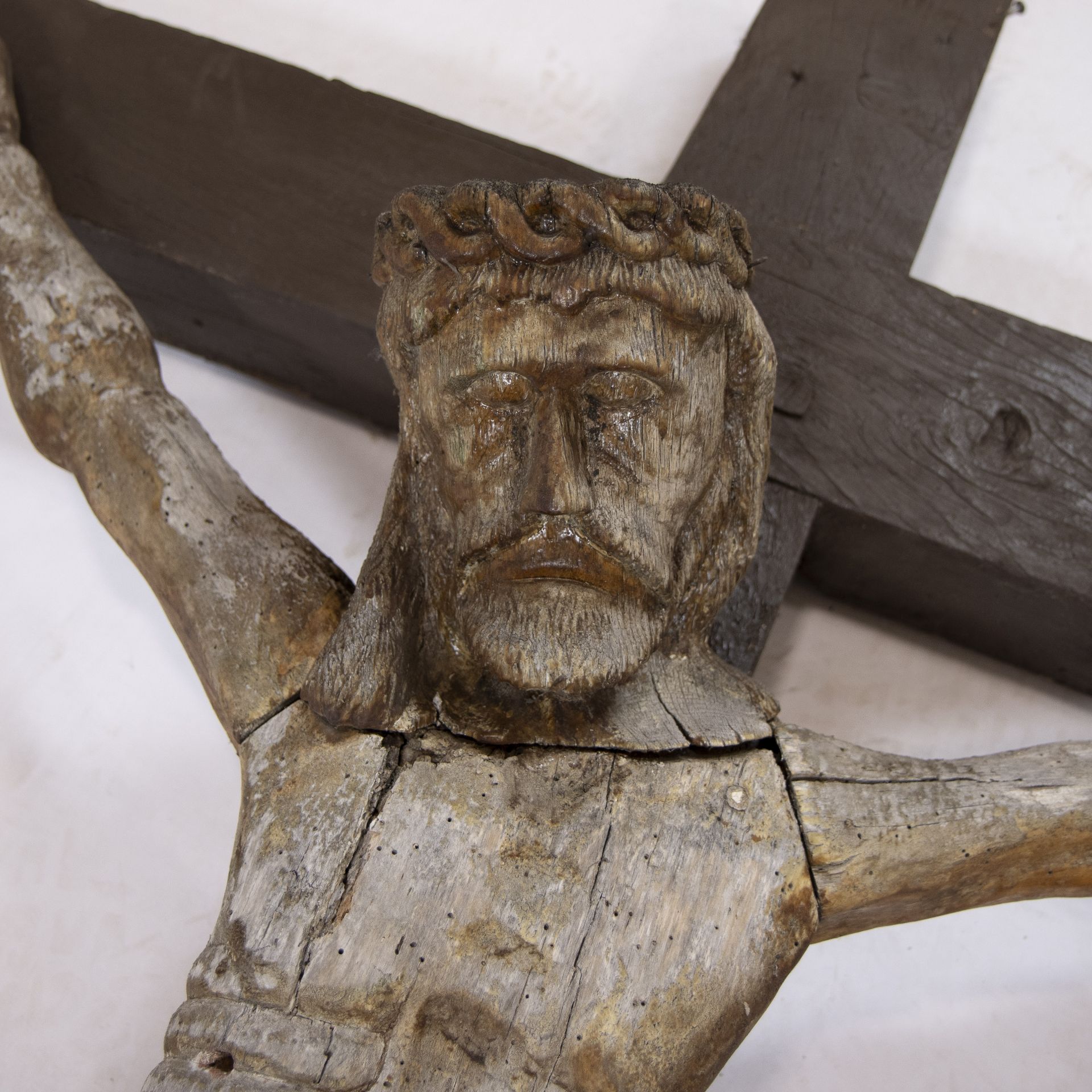 Large wooden Corpus on an old cross with original arms 16th/17th - Bild 2 aus 2