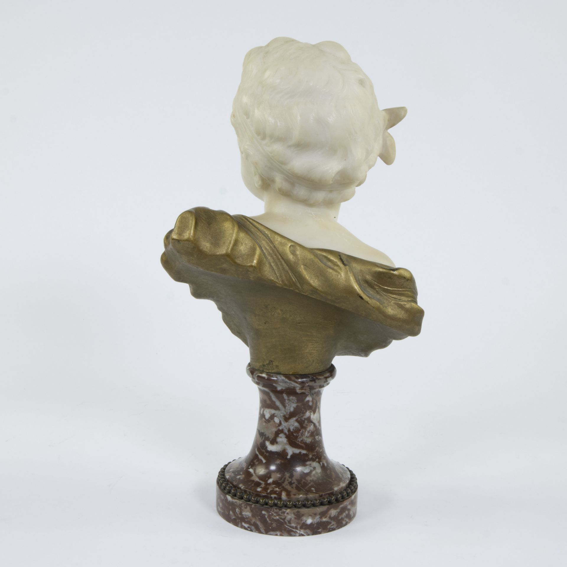Gustave VAN VAERENBERGH (1873-1927), bust of a child in marble and gilt bronze, signed - Image 3 of 5