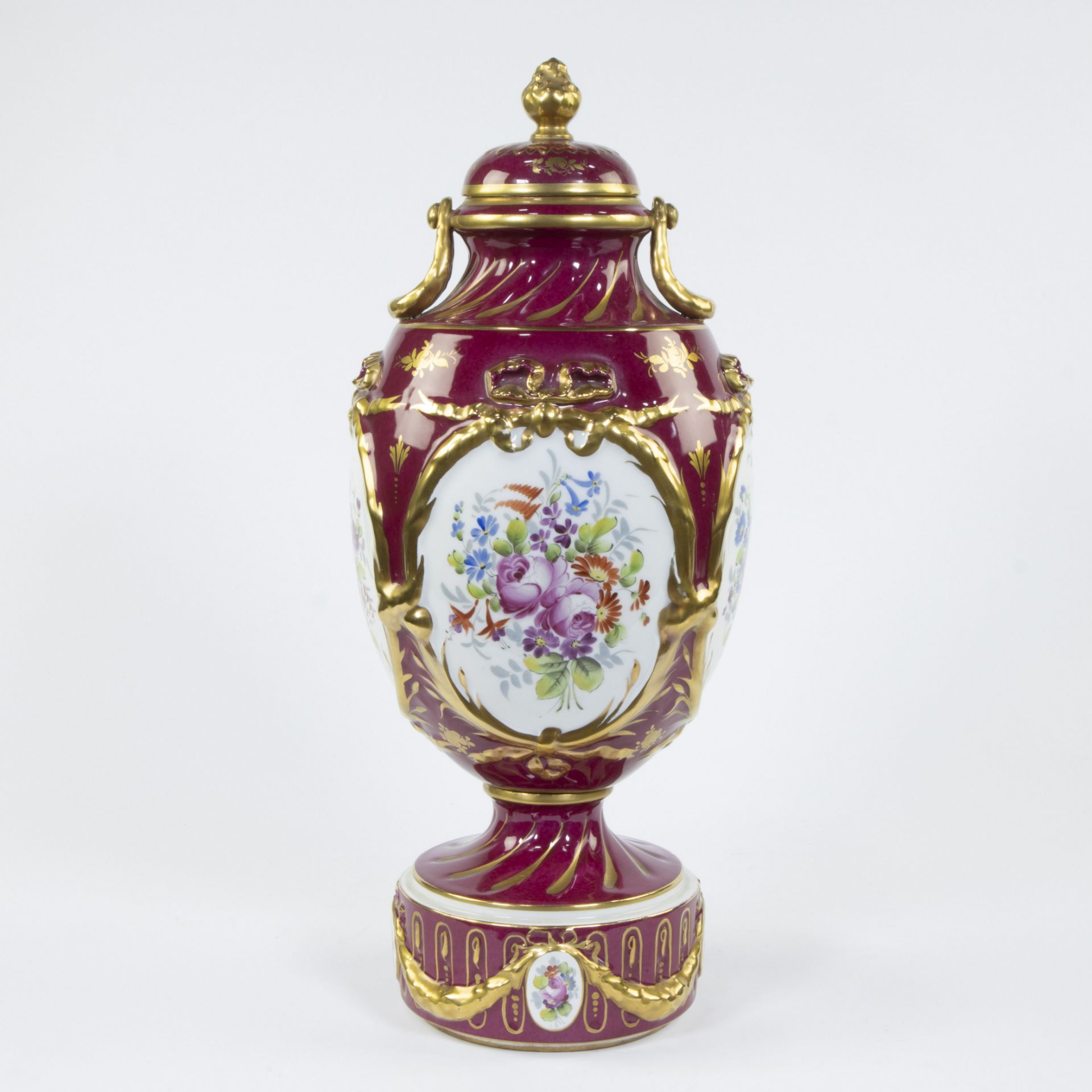 French porcelain lidded vase with gilt garlands and medallions with hand-painted floral decoration, - Bild 3 aus 5