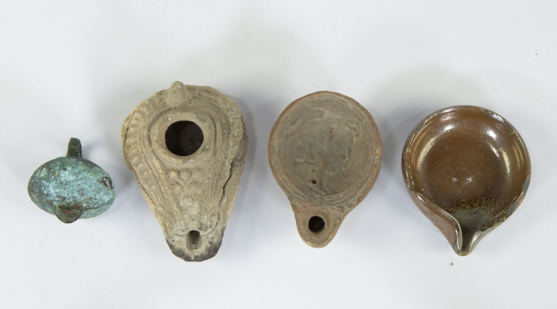 Collection of oil lamps, ring and bronze soil finds - Image 3 of 4