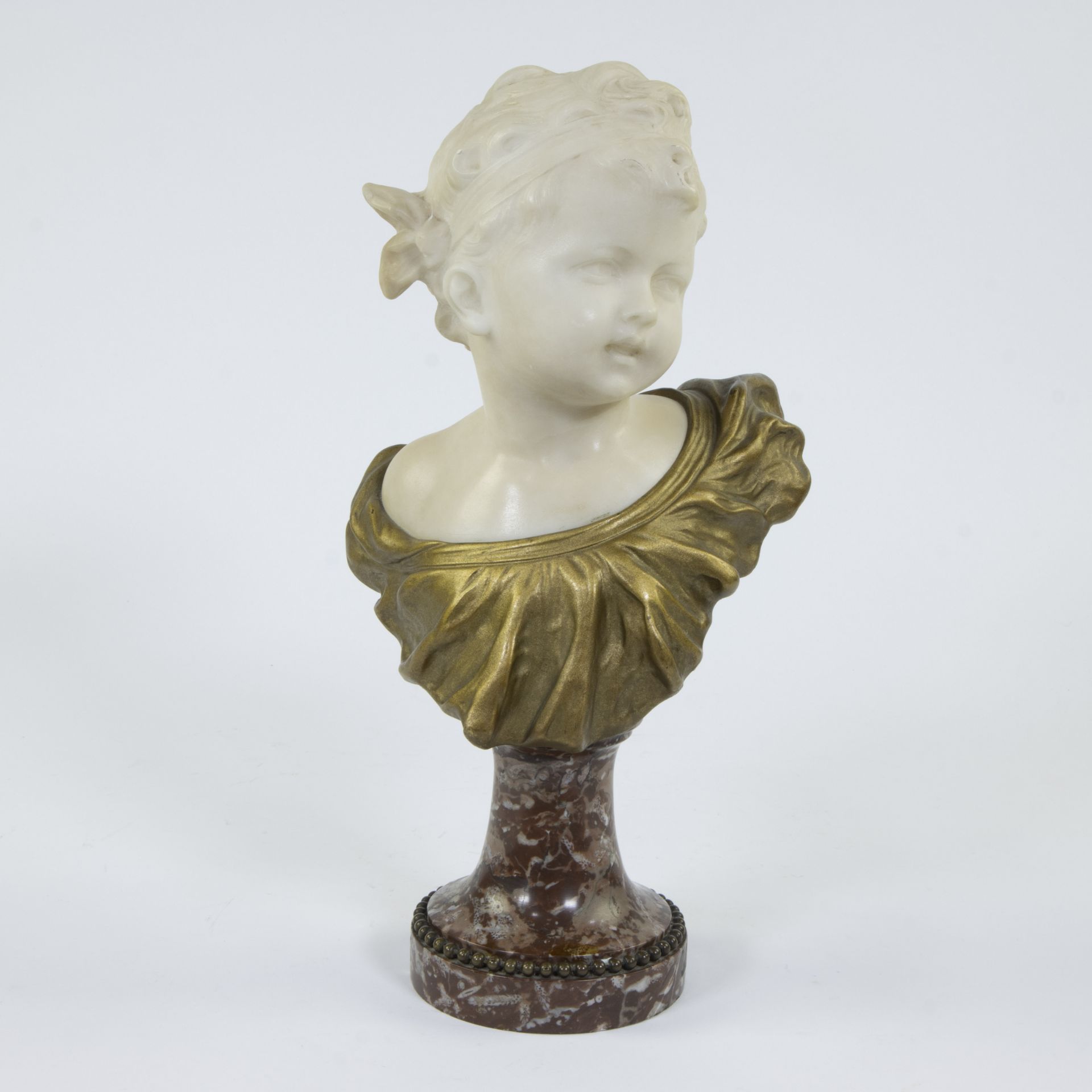 Gustave VAN VAERENBERGH (1873-1927), bust of a child in marble and gilt bronze, signed